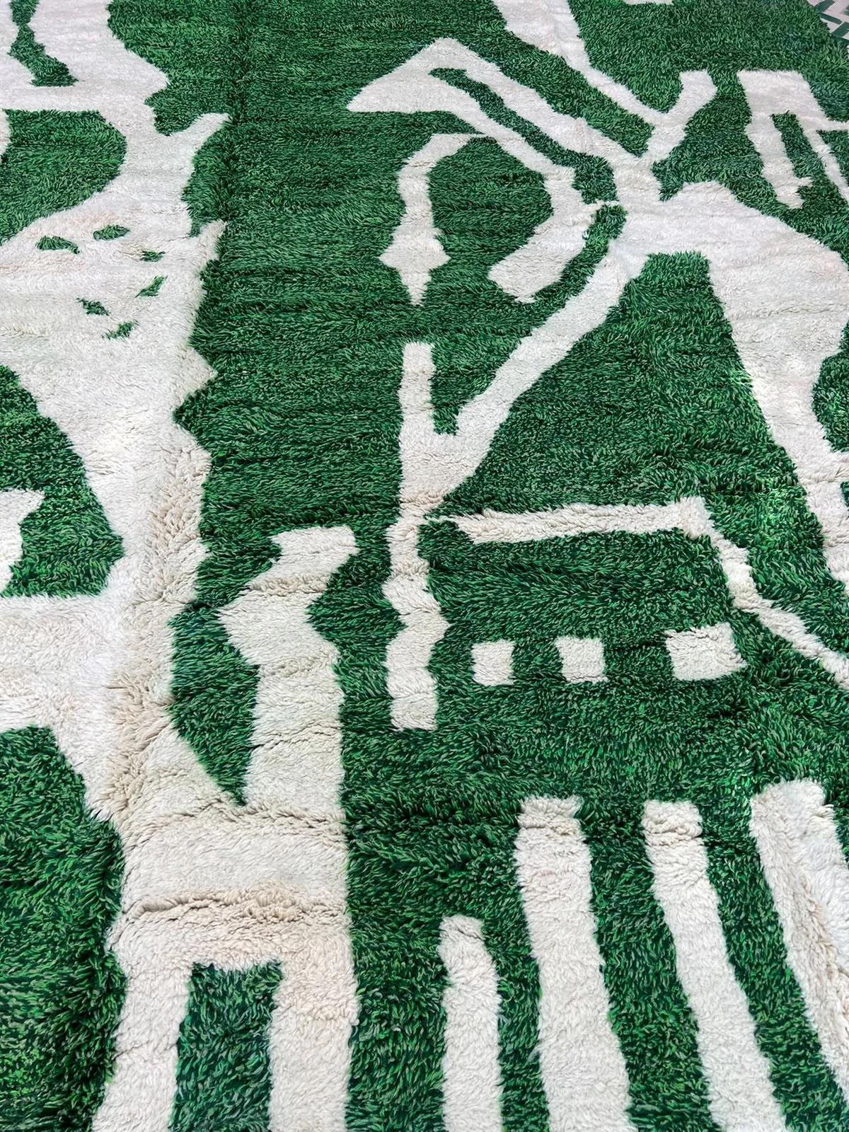 Tissage Grand tapis marocain Beni M'Rirt vert avec motif tribal abstrait en vente