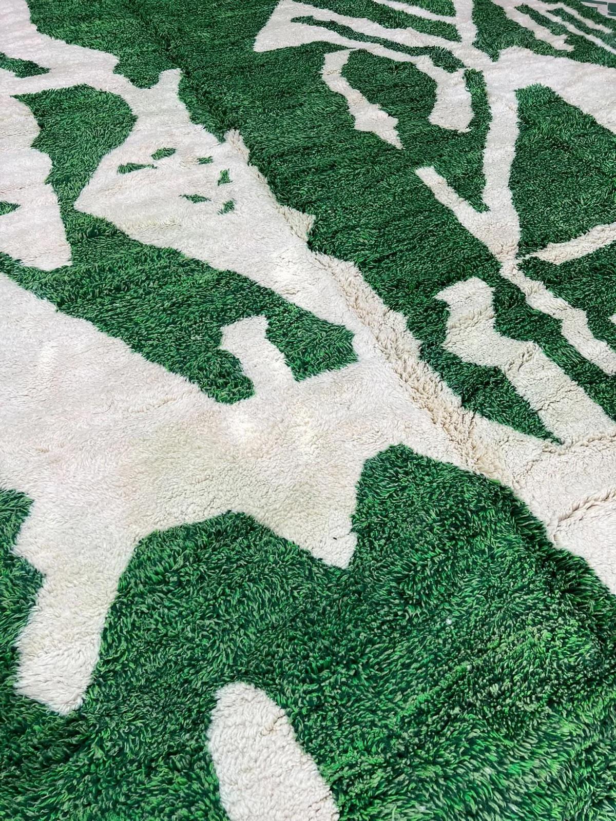 Grand tapis marocain Beni M'Rirt vert avec motif tribal abstrait Neuf - En vente à Los Angeles, CA