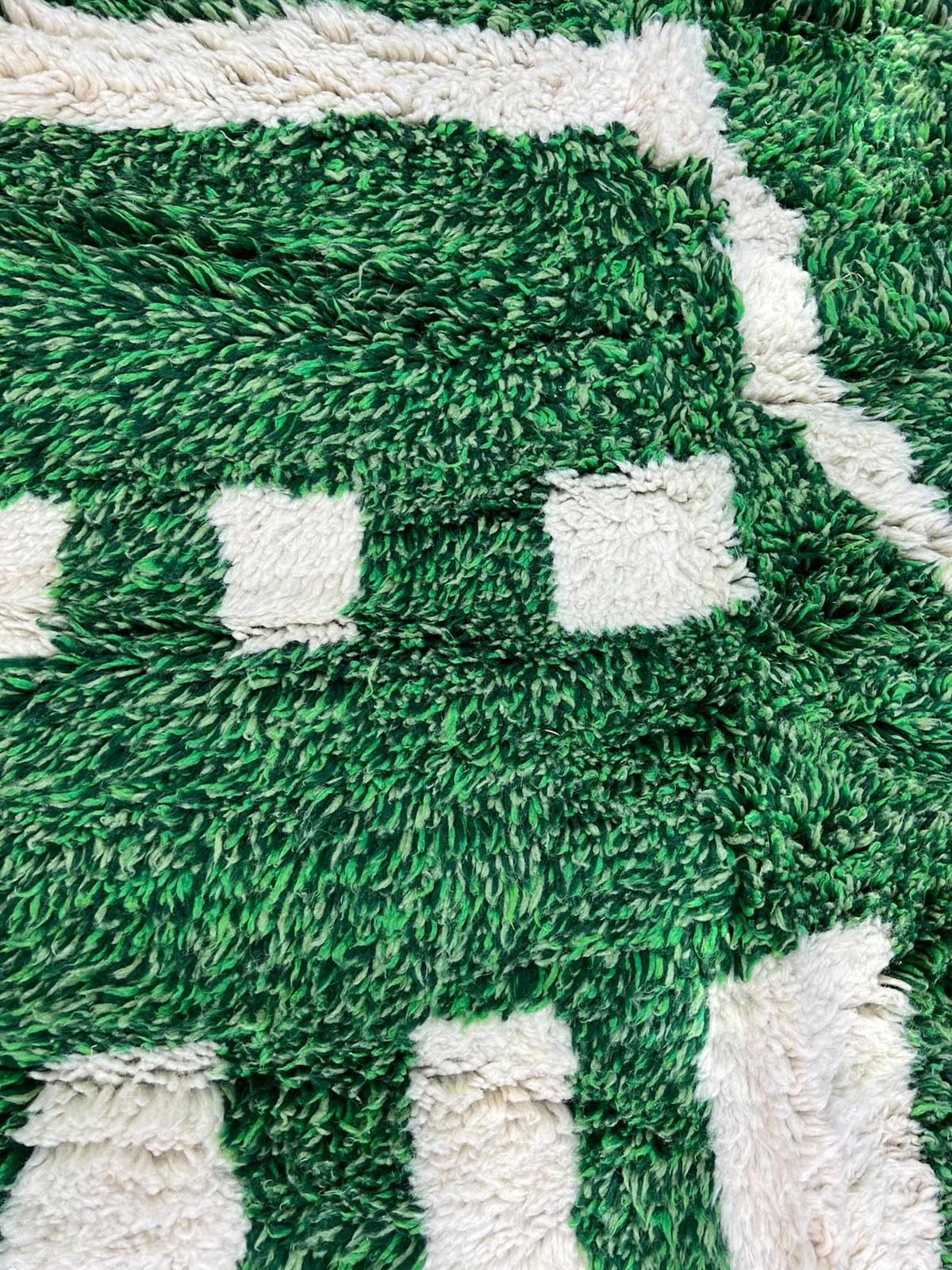 XXIe siècle et contemporain Grand tapis marocain Beni M'Rirt vert avec motif tribal abstrait en vente