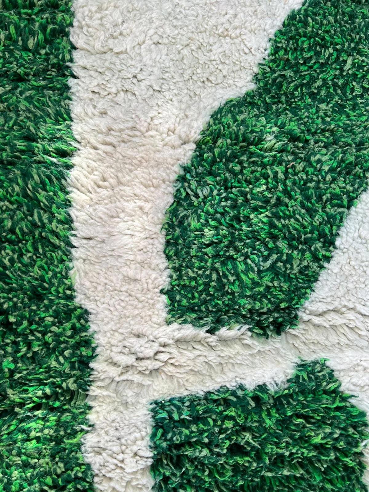 Laine Grand tapis marocain Beni M'Rirt vert avec motif tribal abstrait en vente