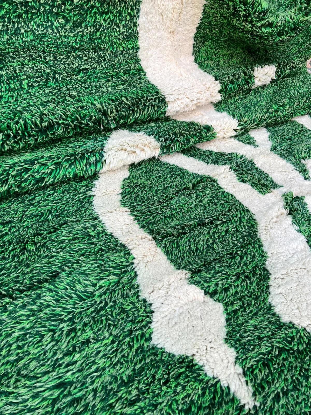 Grand tapis marocain Beni M'Rirt vert avec motif tribal abstrait en vente 1