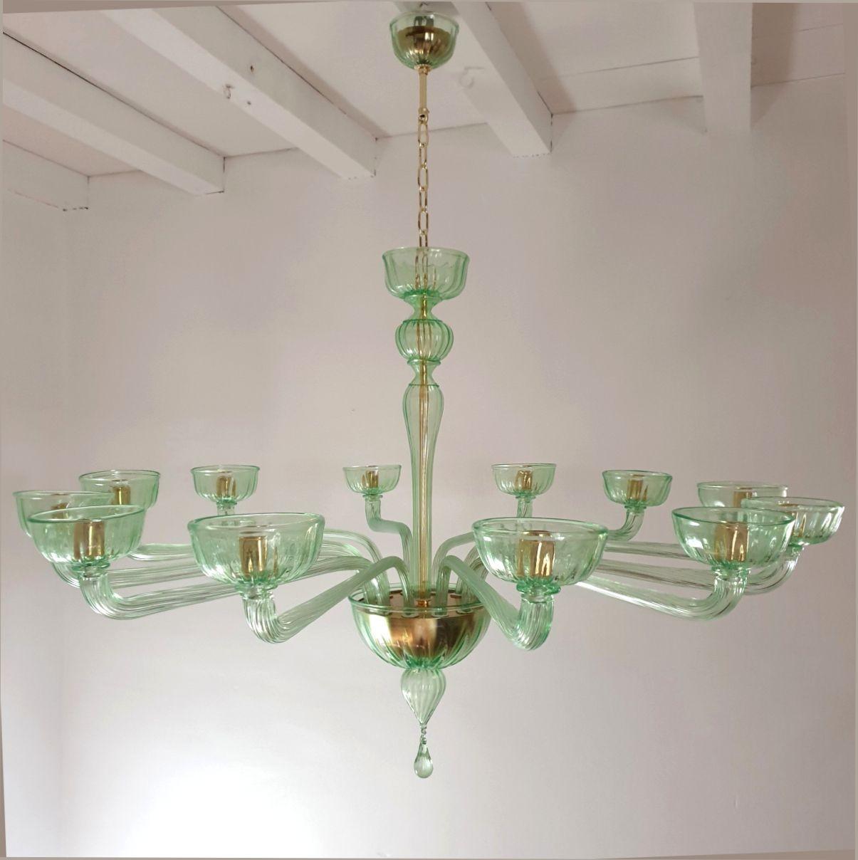 Large green Murano glass chandelier, Mid Century In Excellent Condition For Sale In Dallas, TX