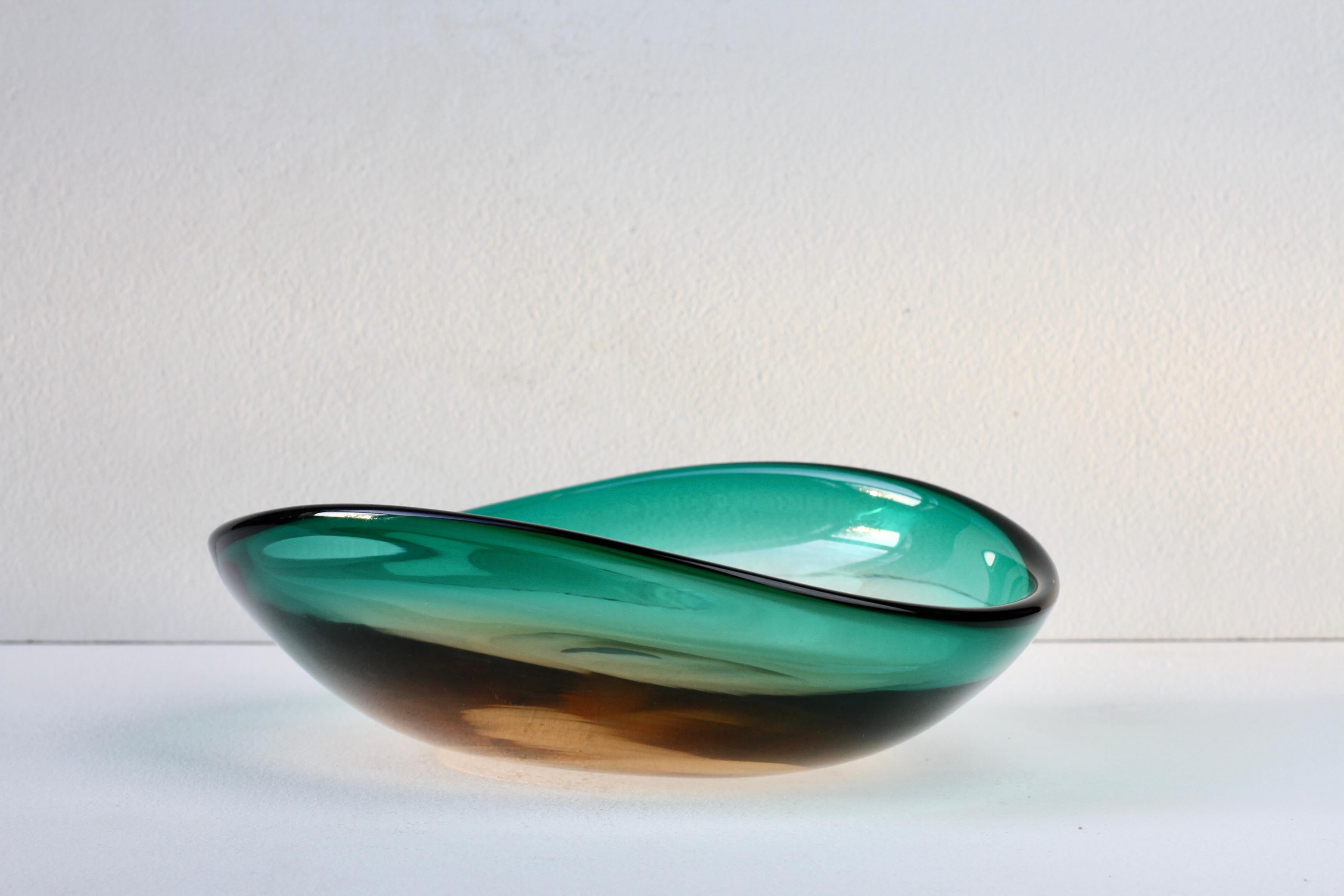 Un bellissimo piatto, ciotola o vide-poche in vetro di Murano di grandi dimensioni attribuito a Flavio Poli per Seguso d'Arte, circa 1960. Il vetro 