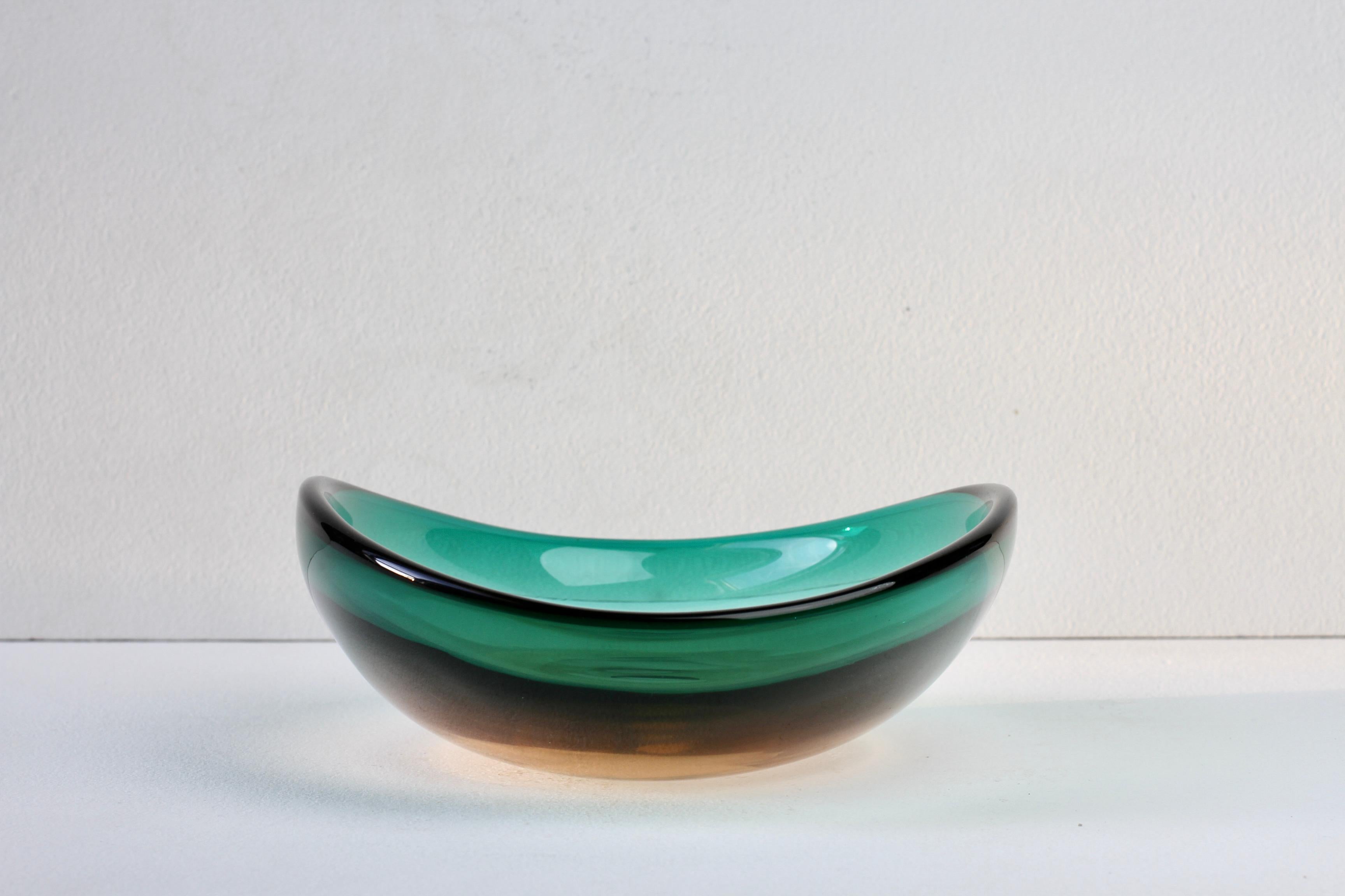 Italiano Grande piatto in vetro di Murano verde Flavio Poli per Seguso d'Arte Attribuito C.C. 1960 in vendita