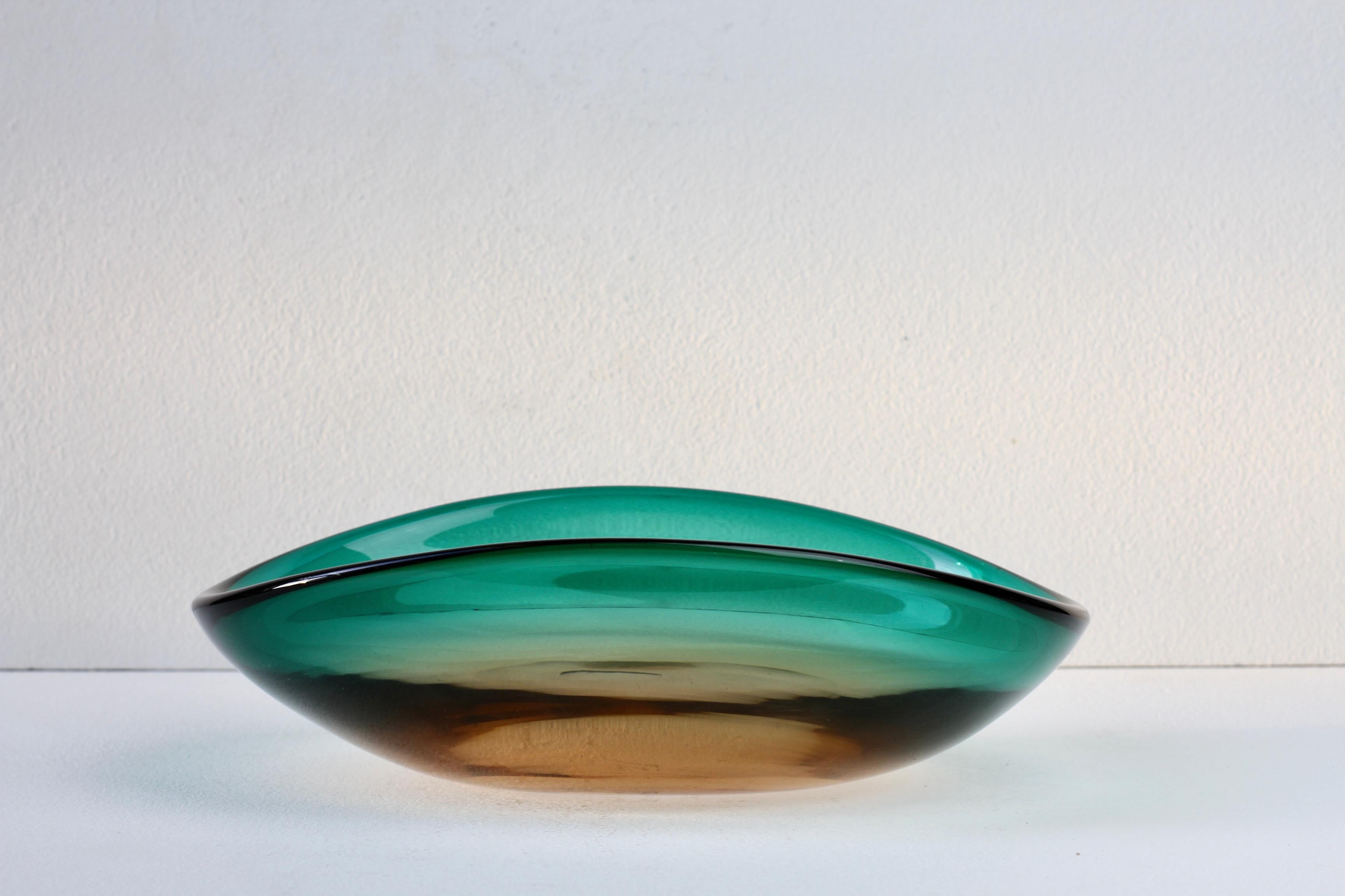 Vetro soffiato Grande piatto in vetro di Murano verde Flavio Poli per Seguso d'Arte Attribuito C.C. 1960 in vendita