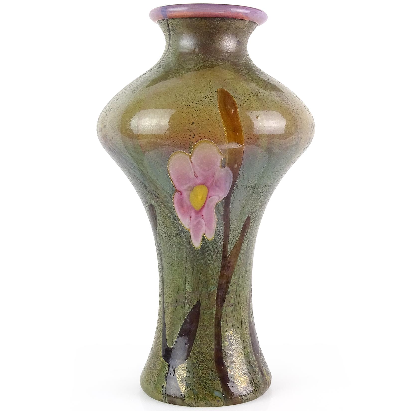 Magnifique, et grand, vase vintage en verre d'art italien opalescent soufflé à la bouche à Murano avec un motif de grandes fleurs et de vignes. Le vase est signé en dessous avec le nom et la date. Je ne suis pas certain du nom réel, mais il y a un