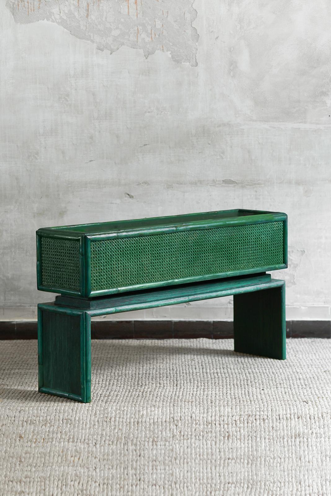 Large green planter with bamboo legs and Vienna straw, 1980s In Good Condition For Sale In Roma, RM