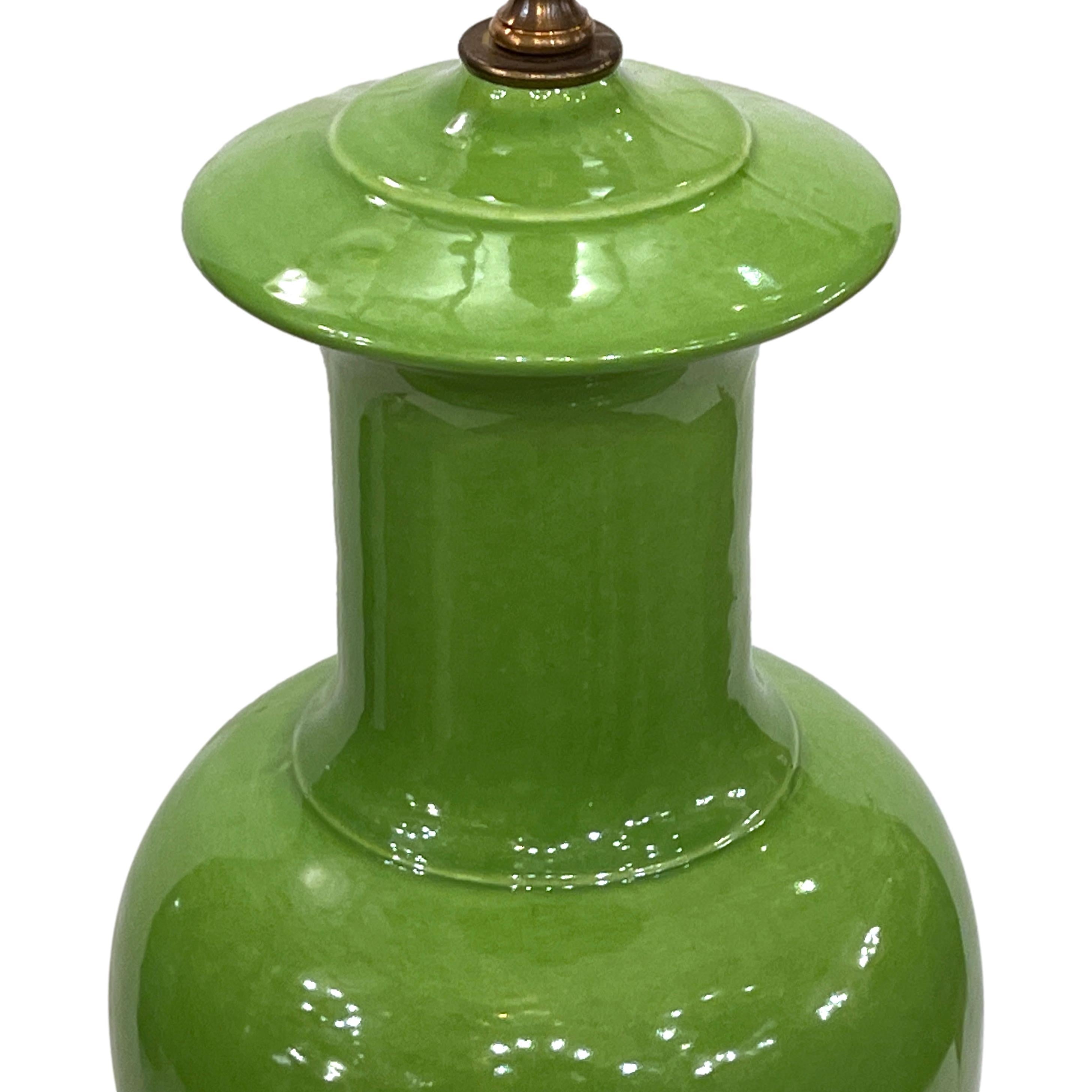 Milieu du XXe siècle Grande lampe en porcelaine verte en vente