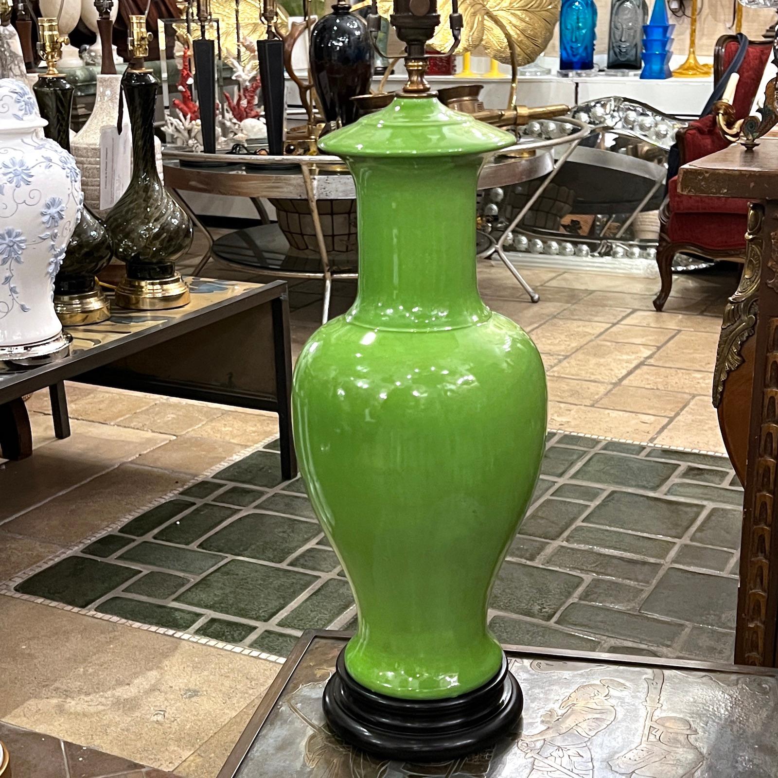 Große Lampe aus grünem Porzellan im Angebot 1