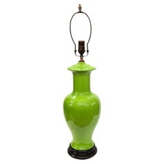 Große Lampe aus grünem Porzellan
