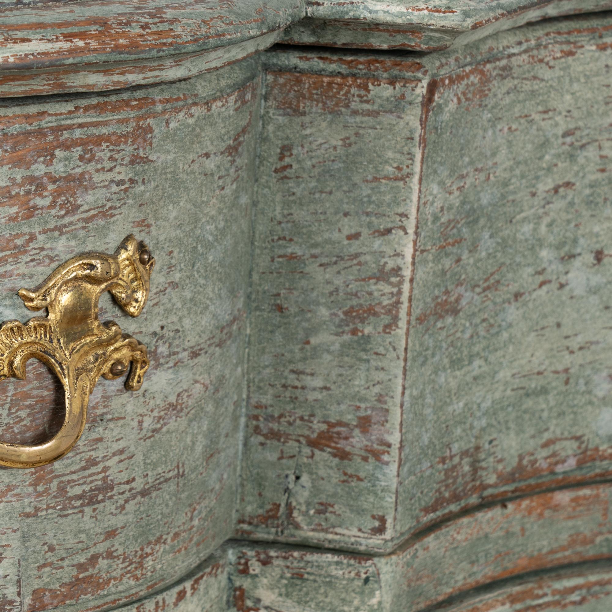 Grande cassettone rococò in rovere verde a quattro cassetti, Svezia, 1750-70 ca. in vendita 3