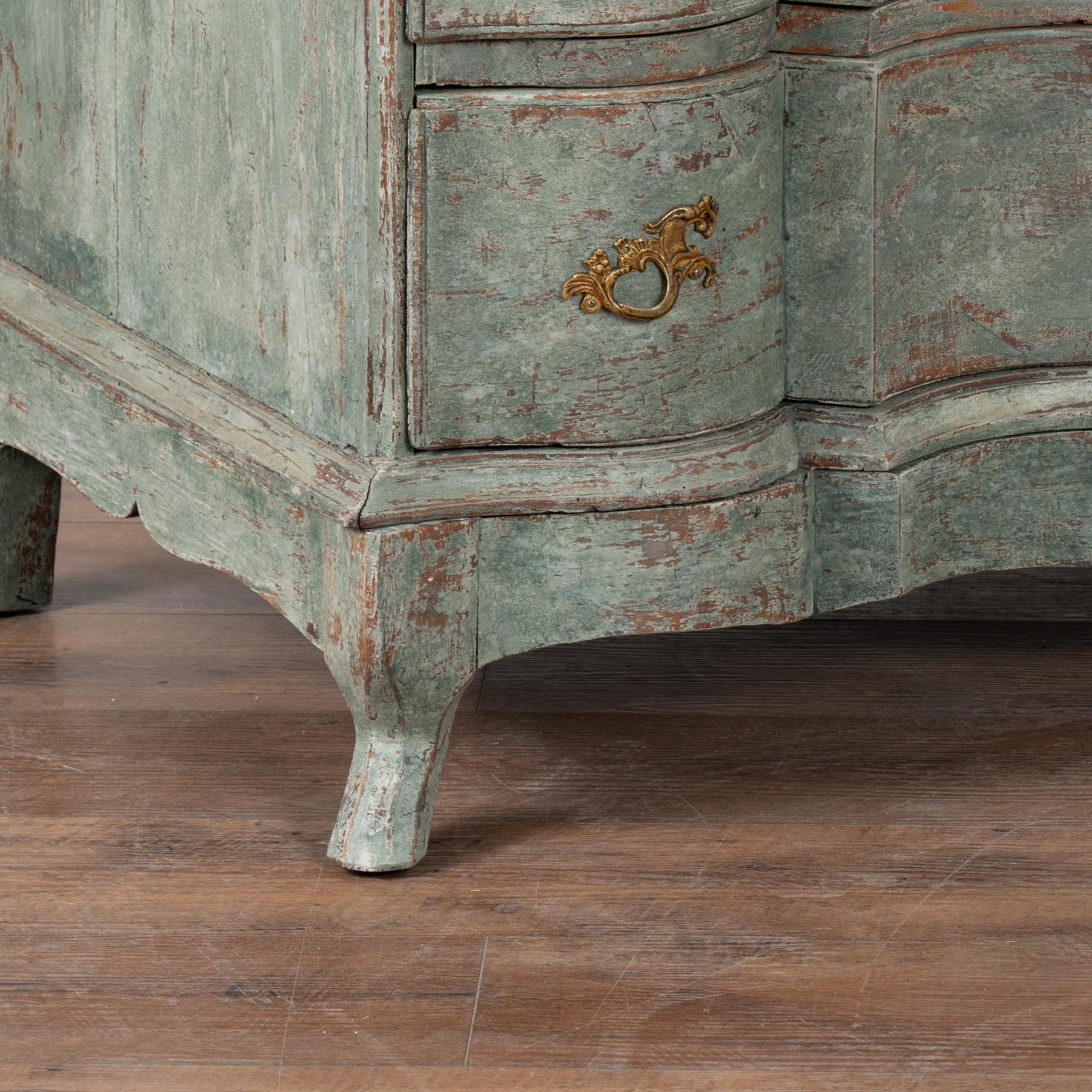 Grande cassettone rococò in rovere verde a quattro cassetti, Svezia, 1750-70 ca. in vendita 4
