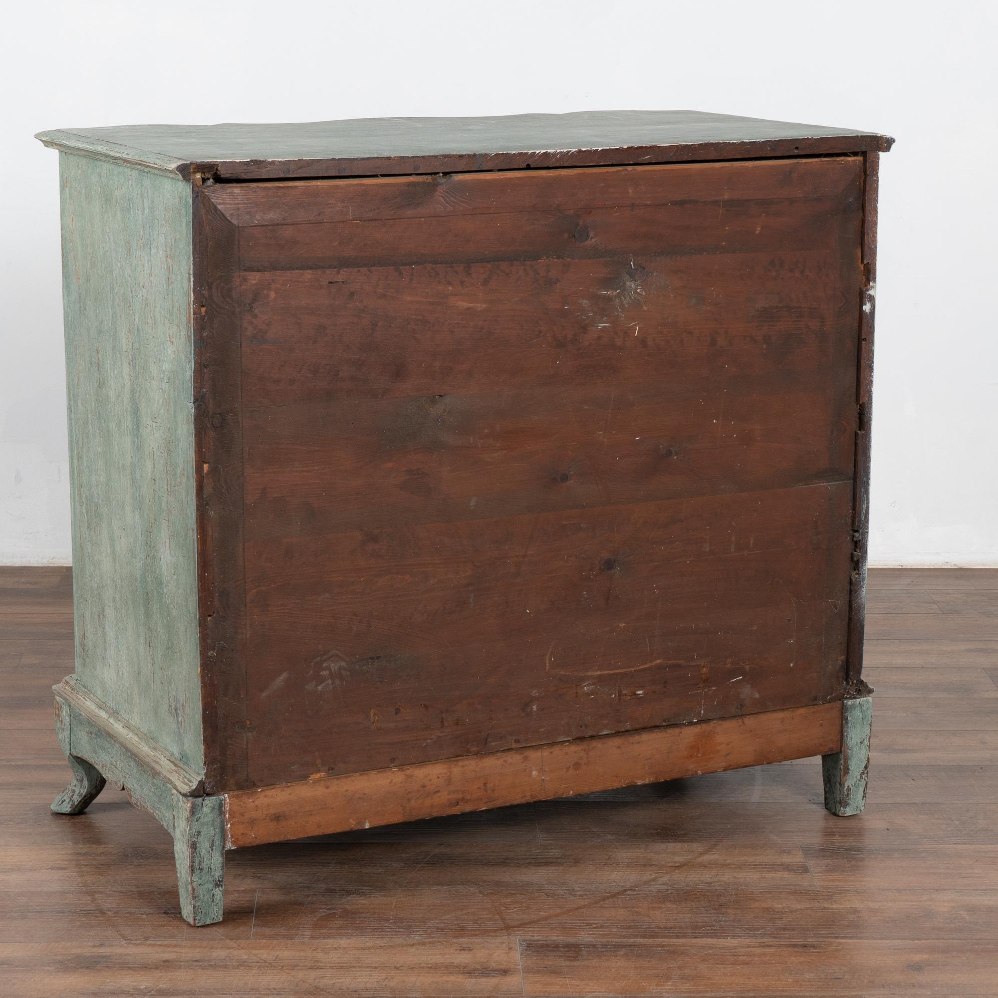 Grande cassettone rococò in rovere verde a quattro cassetti, Svezia, 1750-70 ca. in vendita 5