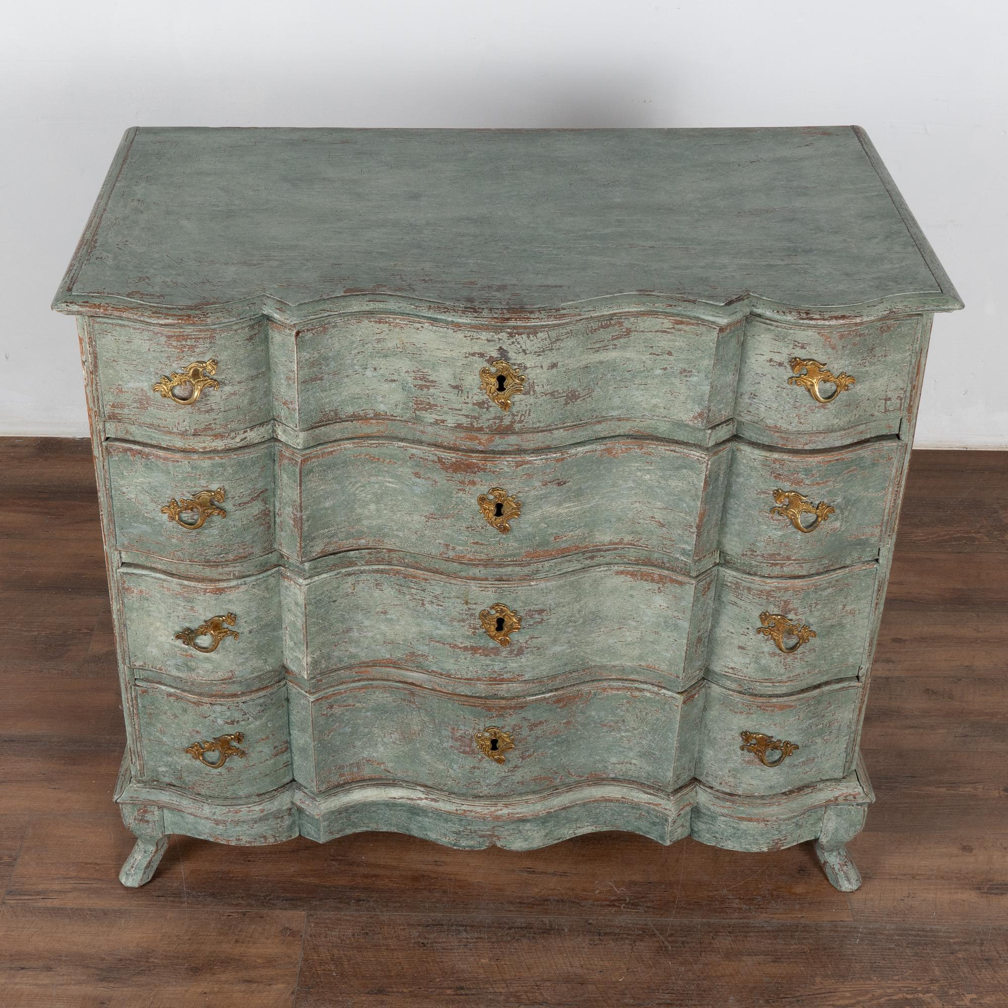 XVIII secolo Grande cassettone rococò in rovere verde a quattro cassetti, Svezia, 1750-70 ca. in vendita