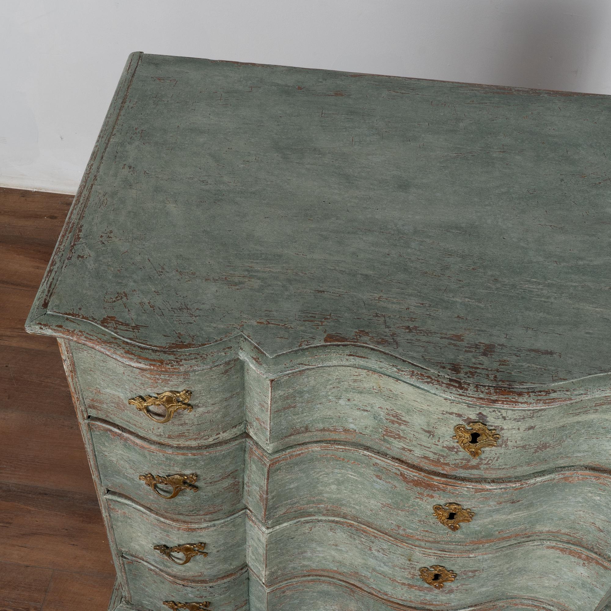 Ottone Grande cassettone rococò in rovere verde a quattro cassetti, Svezia, 1750-70 ca. in vendita