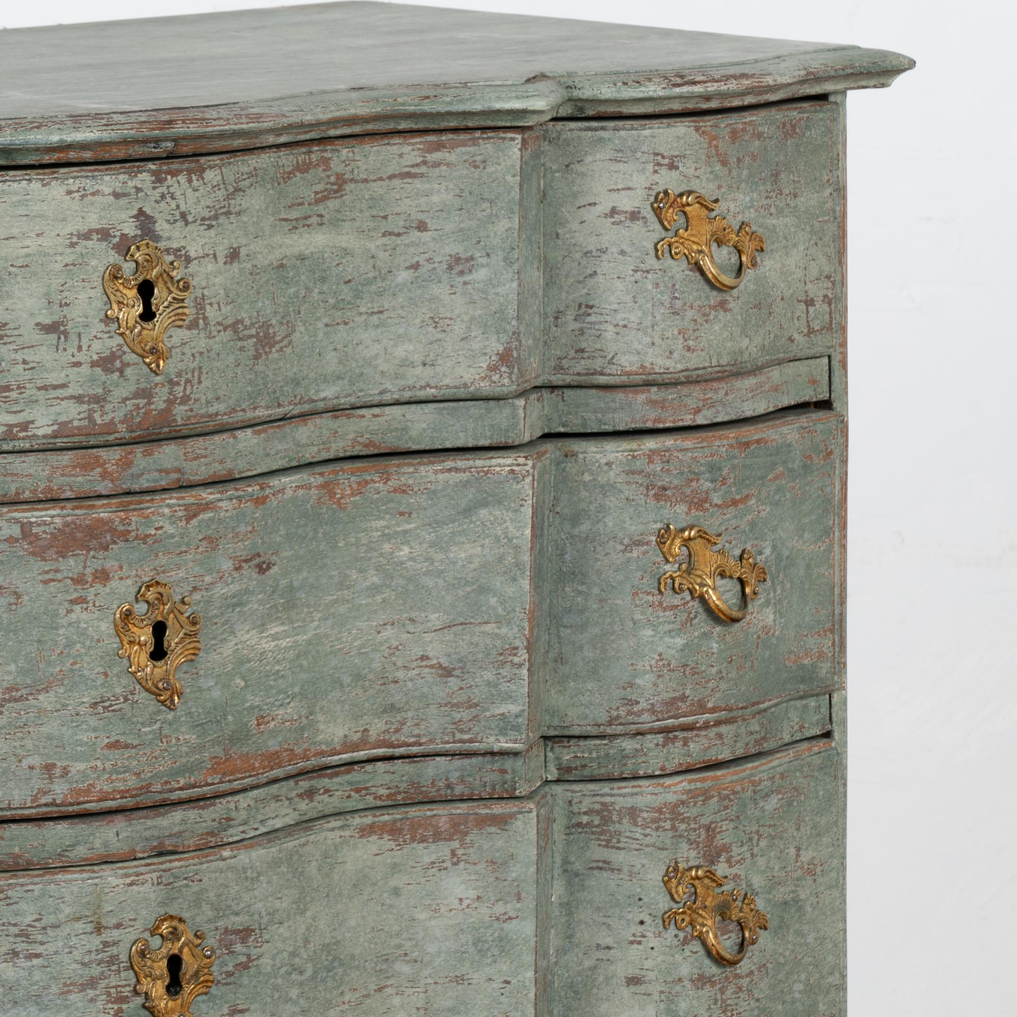 Grande cassettone rococò in rovere verde a quattro cassetti, Svezia, 1750-70 ca. in vendita 2