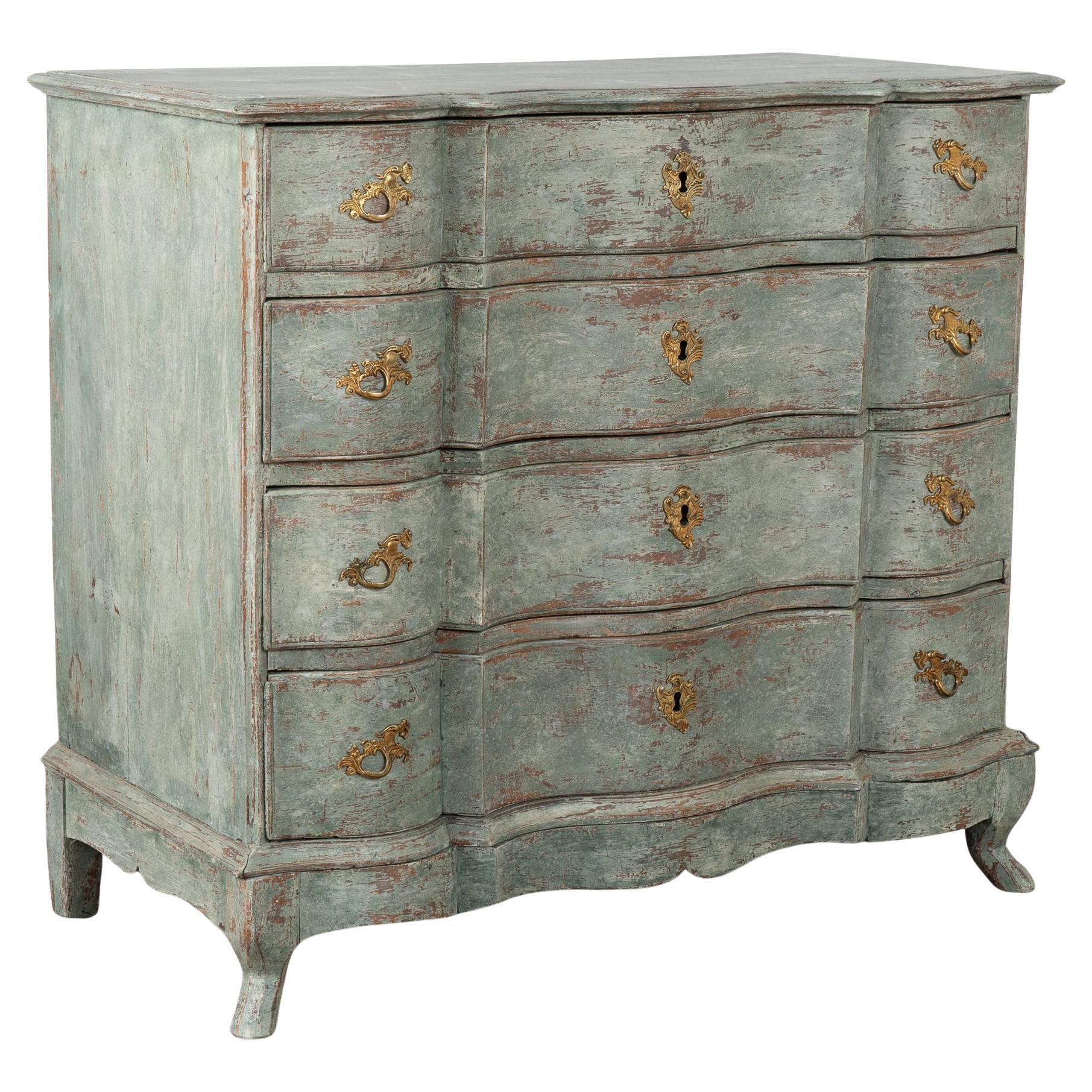 Grande cassettone rococò in rovere verde a quattro cassetti, Svezia, 1750-70 ca.