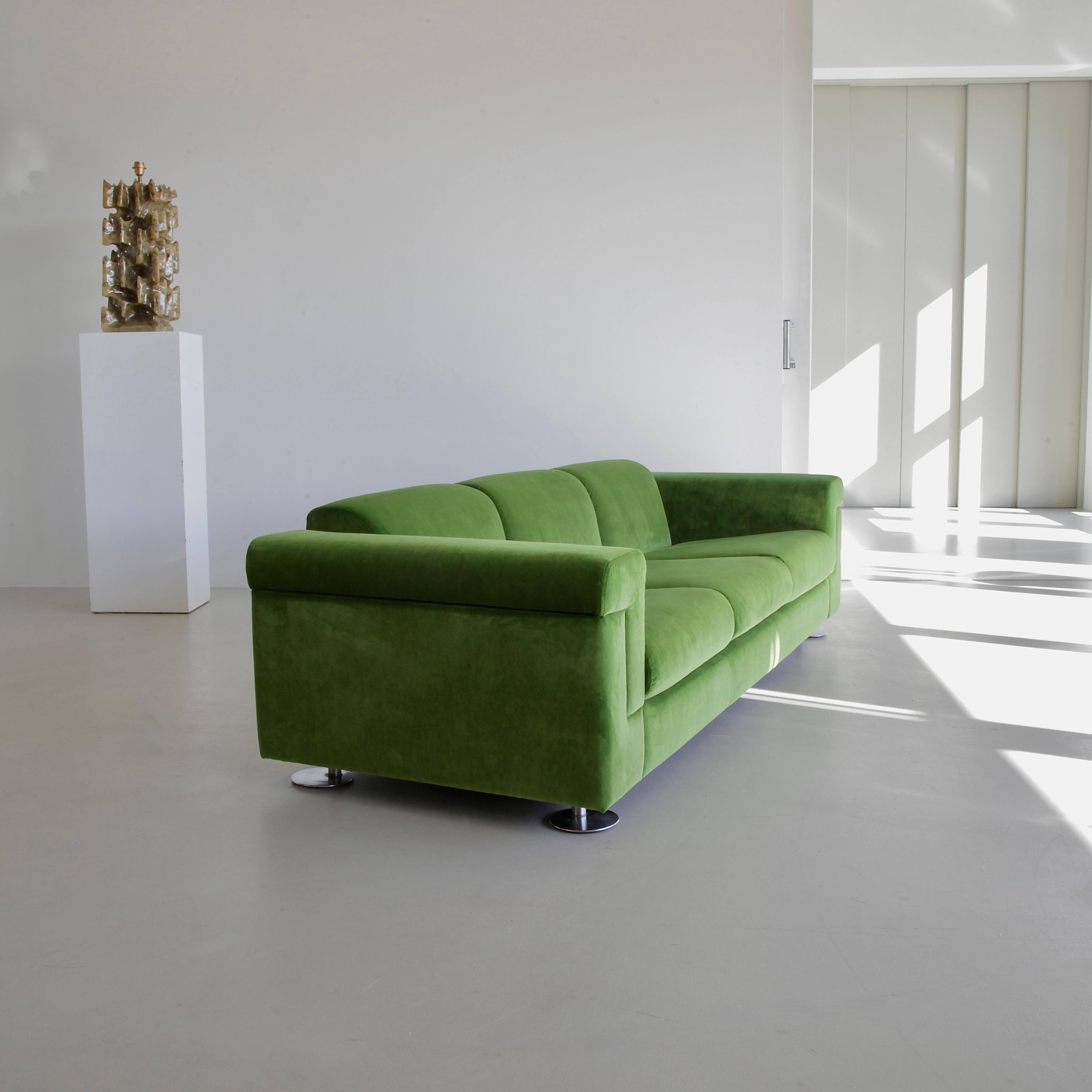 Three-seat sofa designed by Valeria Borsani and Alfredo Bonetti. Italy, Tecno, 1966.

Large sofa upholstered in green velvet designed by Tecno's Borsani and Bonetti in 1966. Polished metal feet appear retracted inwards with respect to the disk's