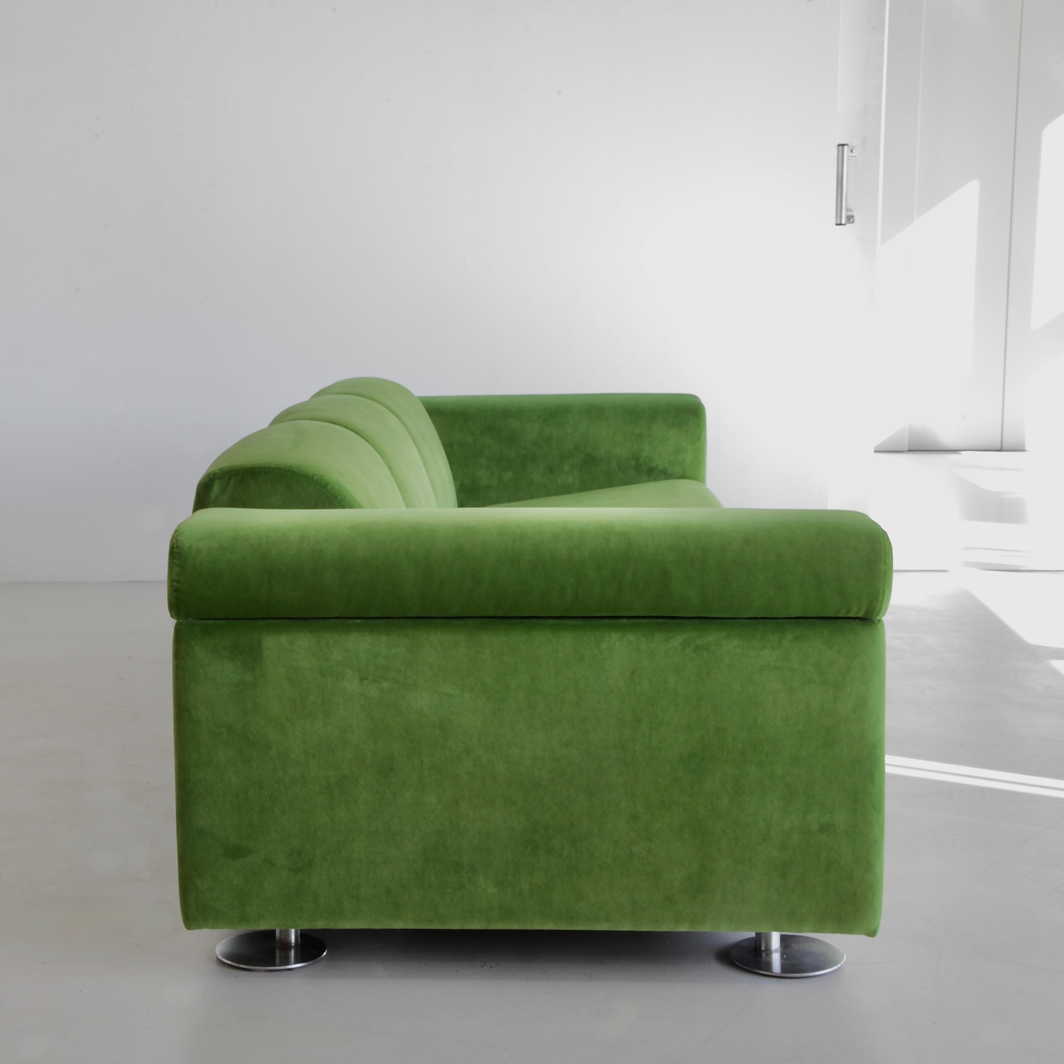 Italian Large Green Sofa D120 by Valeria Borsani and Alfredo Bonetti, Tecno 1966