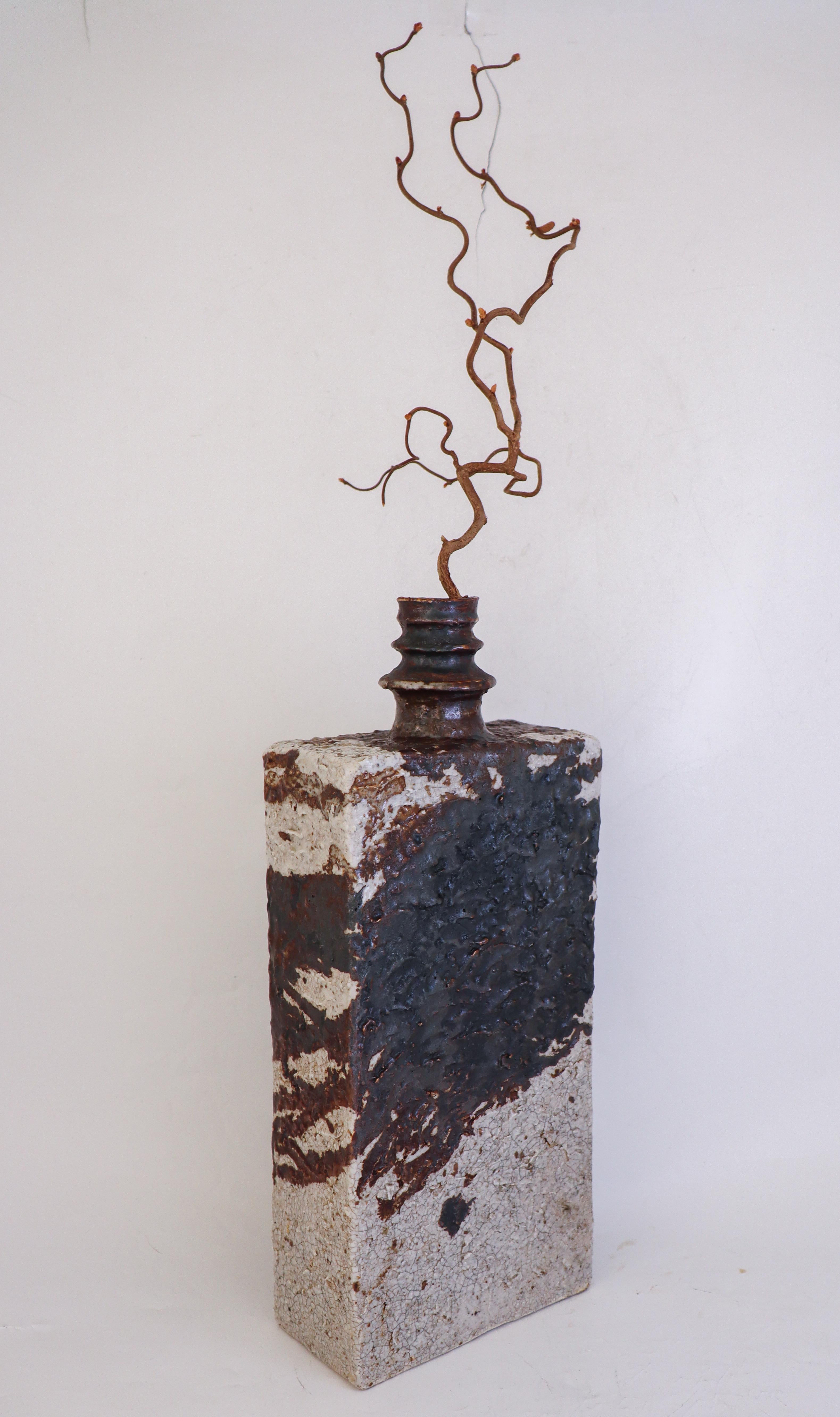 Une très grande bouteille / vase en grès rustique de couleur brune et grise conçue par Annikki Hovisaari à Arabia en Finlande au milieu du 20e siècle. Il mesure 42 cm de haut et est en excellent état. Marqué ci-dessous comme le montre la photo.