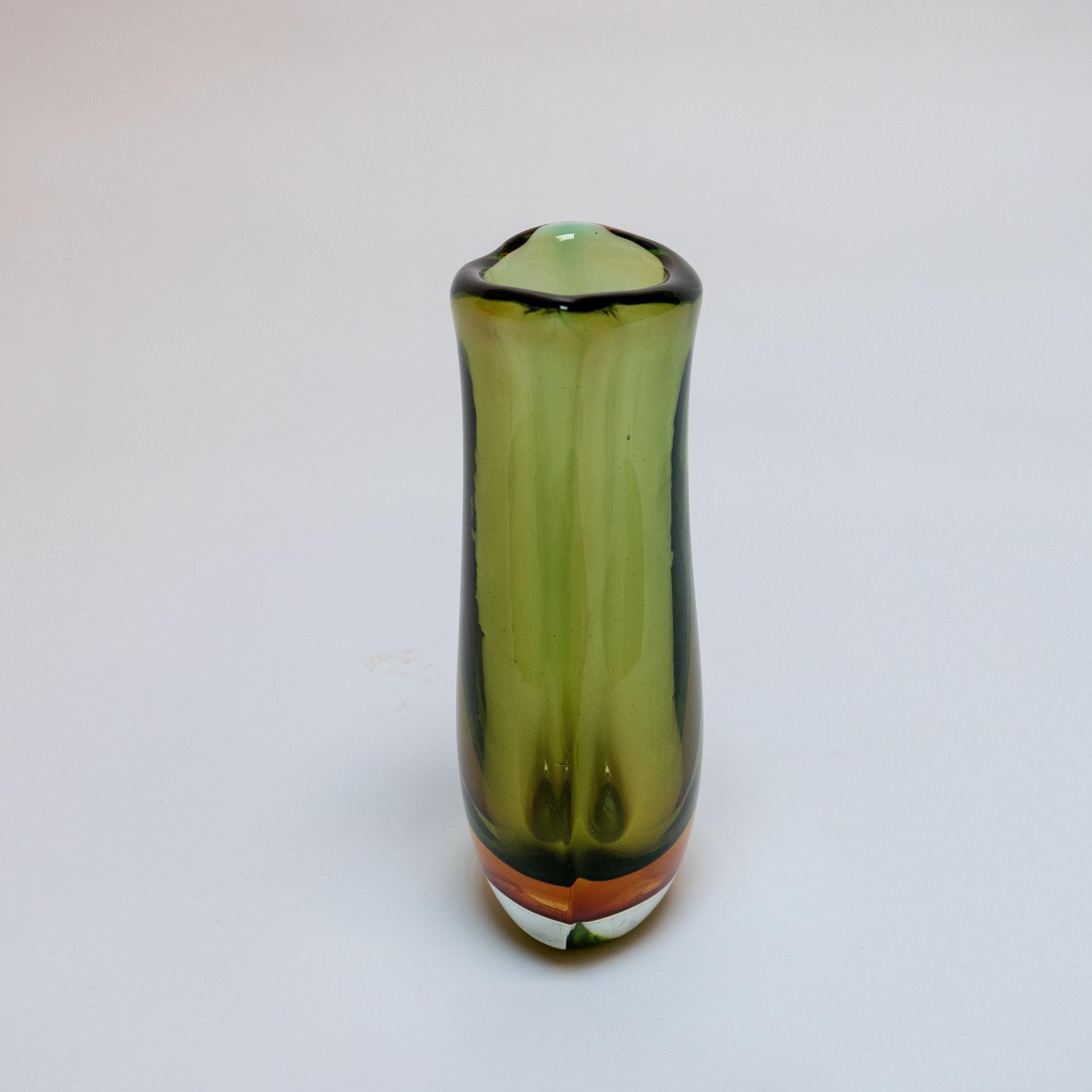 Auf der Insel Murano werden viele verschiedene Glasarten hergestellt. Aus geblasenem, geformtem oder gepresstem Glas werden Gegenstände aller Art hergestellt, von Schalen und Vasen bis hin zu Skulpturen und Kronleuchtern. Die Farbe kann dann noch