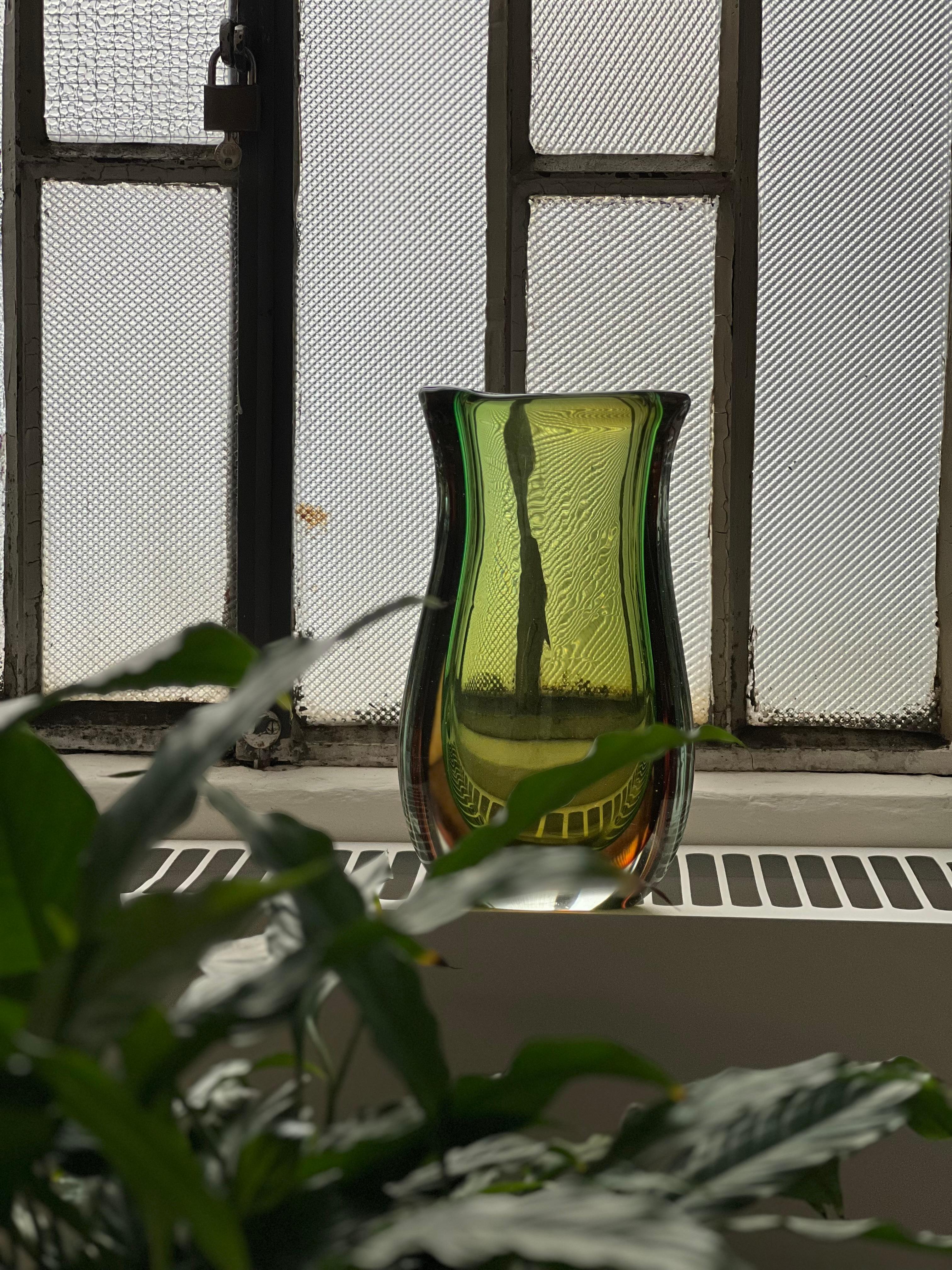 Metà XX secolo Vaso grande verde, vetro di Murano Glass Sommerso in vendita