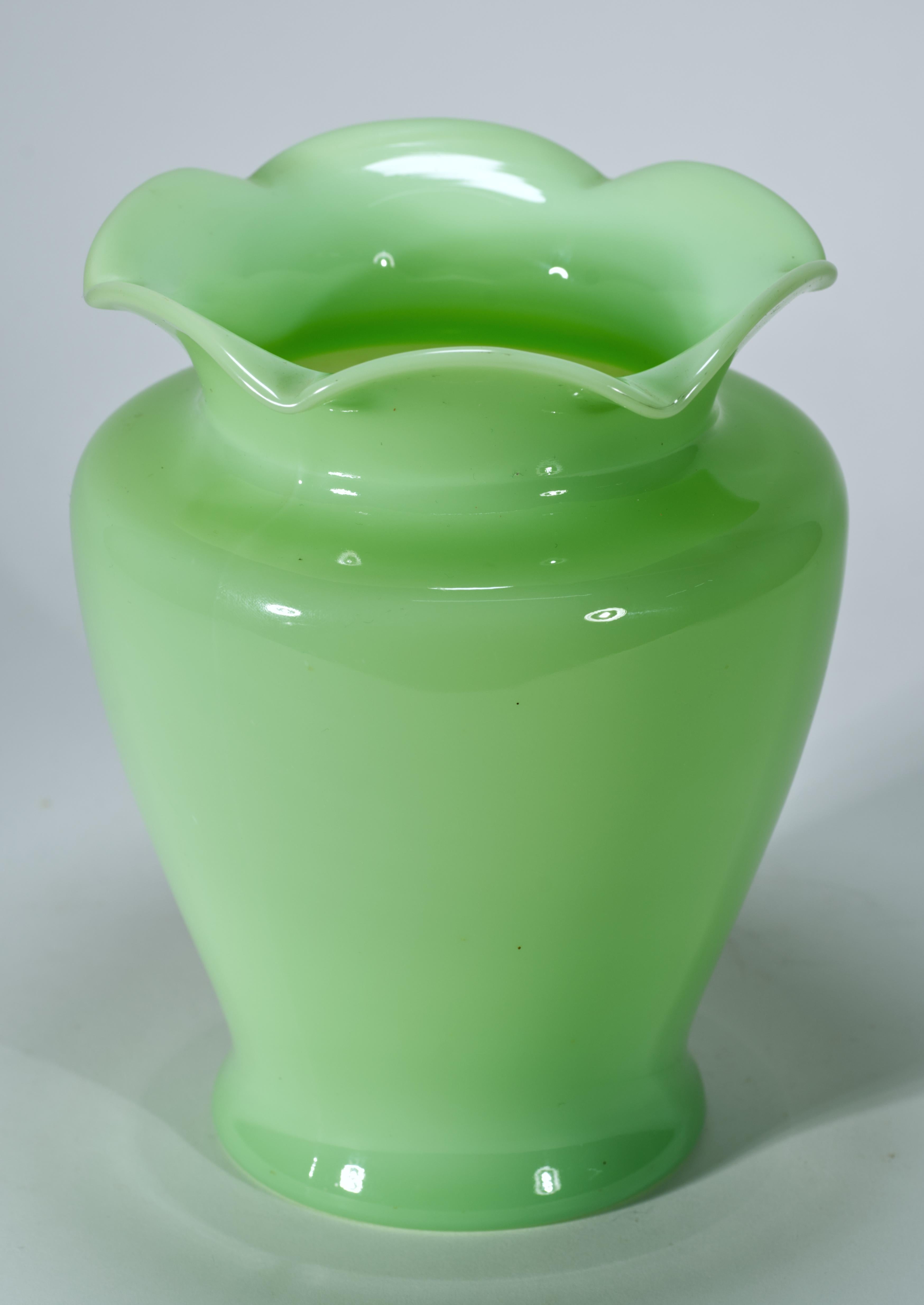 Il grande vaso in stile Art Déco è realizzato in vetro verde chiaro, spesso chiamato 