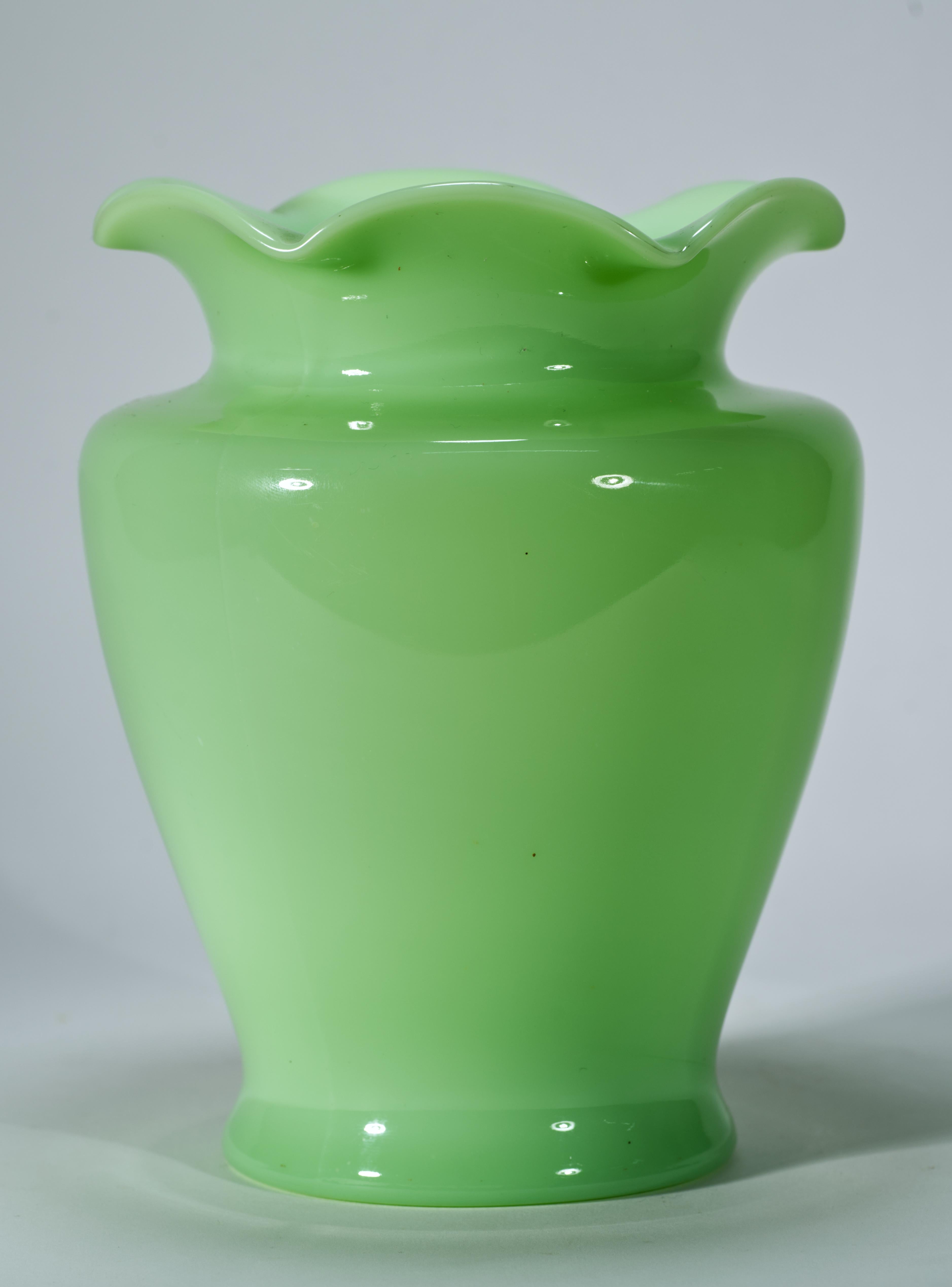 Art Déco Vaso grande in vetro verde vaselina e uranio, si illumina ai raggi UV in vendita