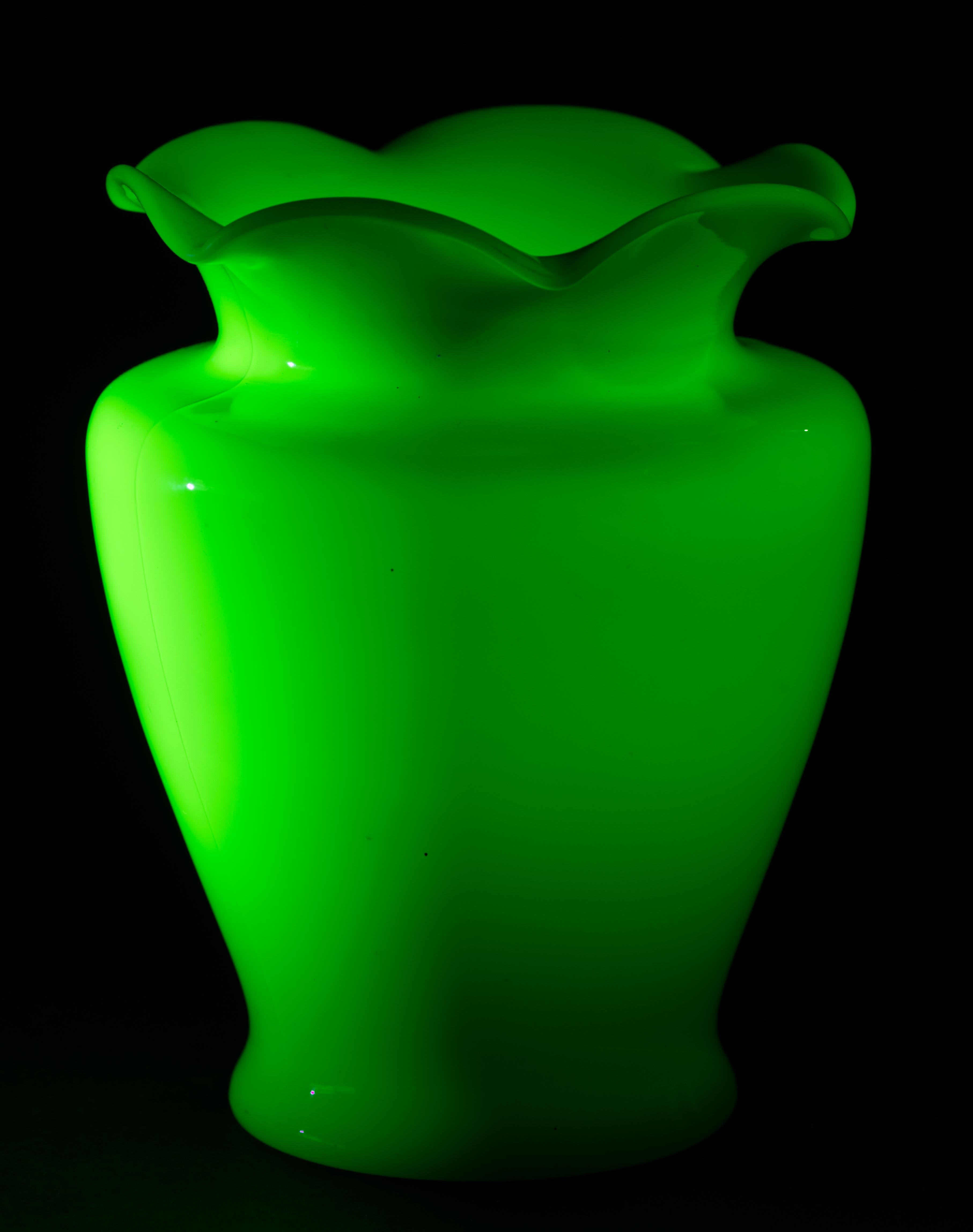 Americano Vaso grande in vetro verde vaselina e uranio, si illumina ai raggi UV in vendita