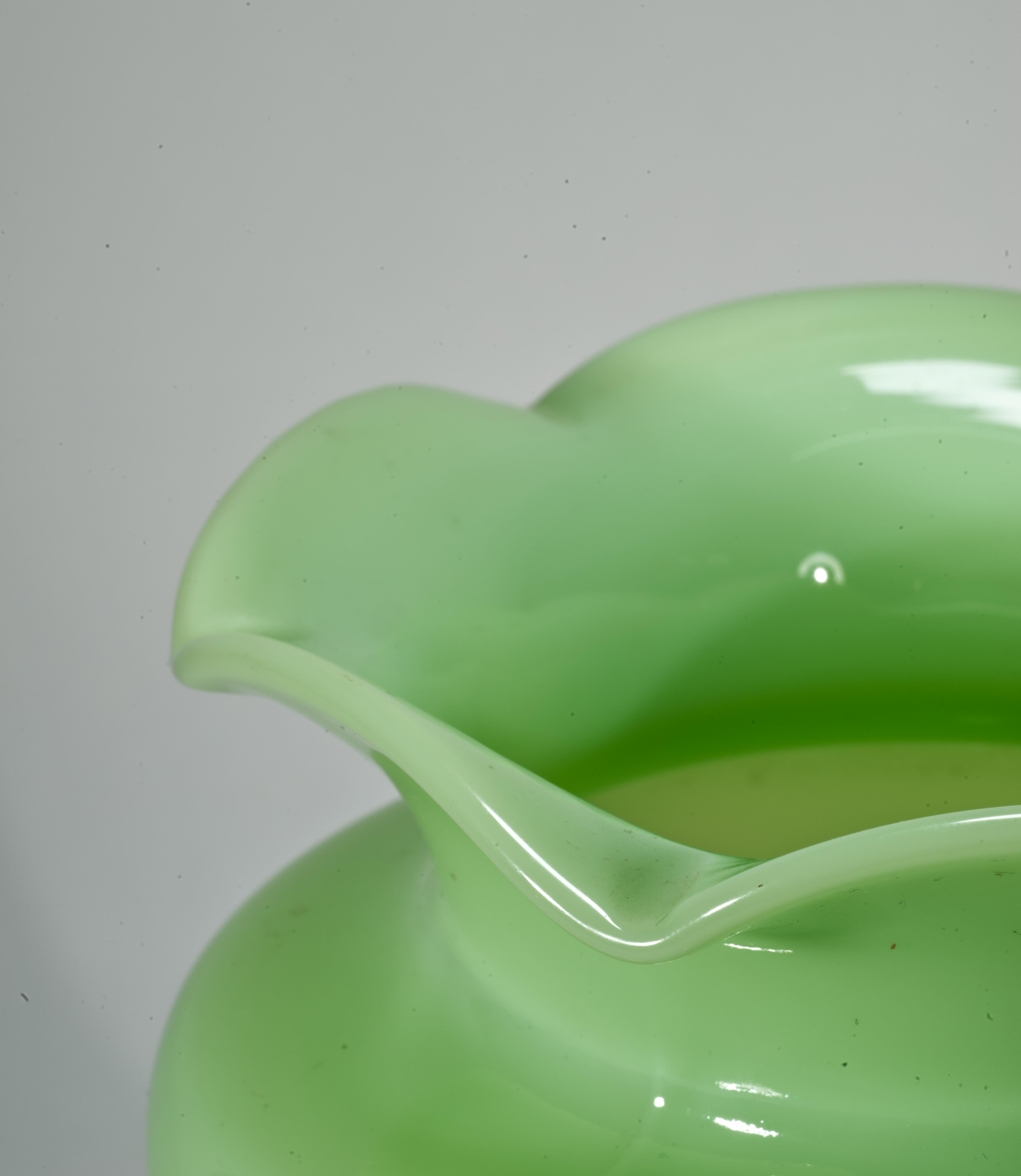 Fatto a mano Vaso grande in vetro verde vaselina e uranio, si illumina ai raggi UV in vendita