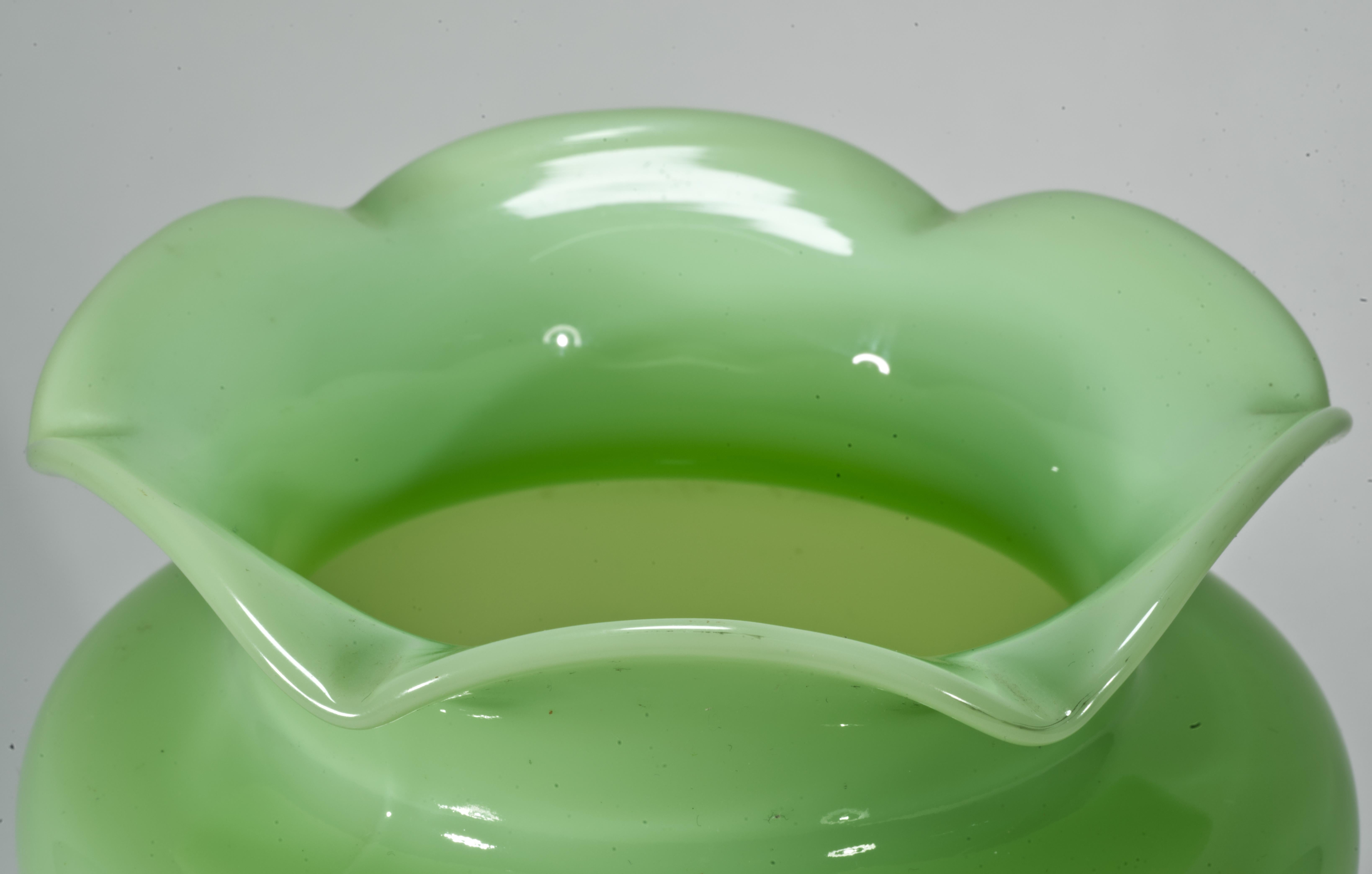 Vaso grande in vetro verde vaselina e uranio, si illumina ai raggi UV In condizioni buone in vendita a Clifton Springs, NY