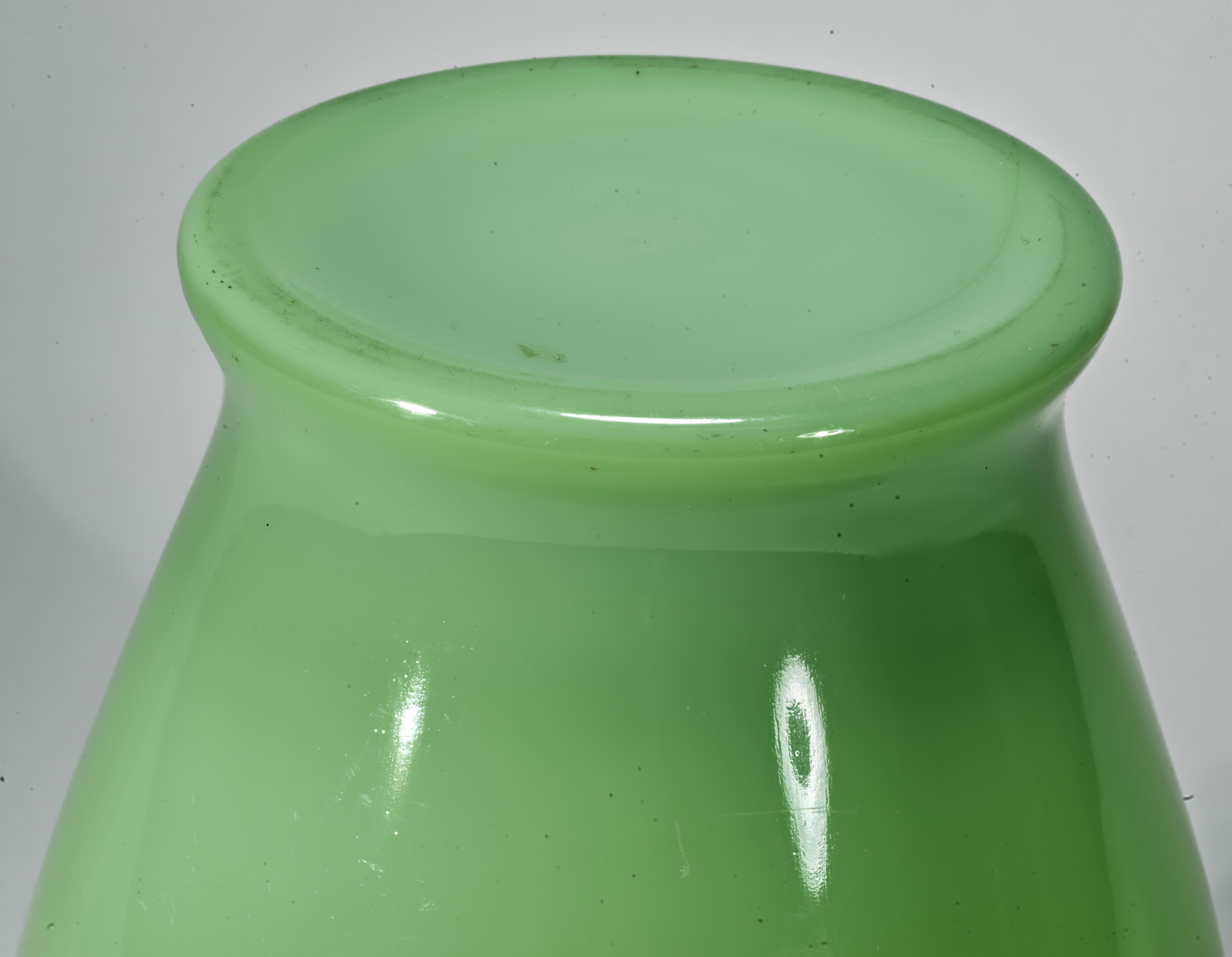 XX secolo Vaso grande in vetro verde vaselina e uranio, si illumina ai raggi UV in vendita