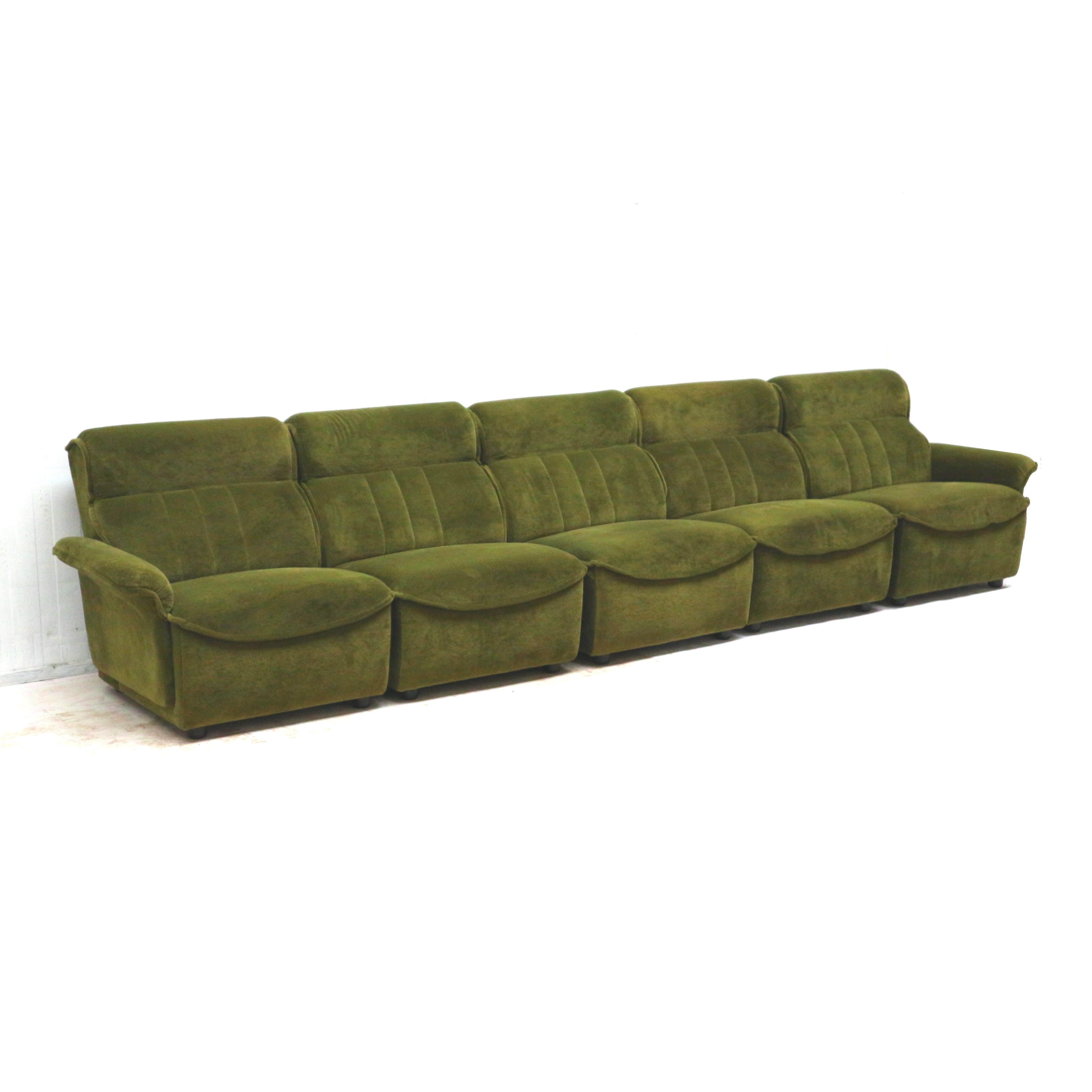 Grand canapé vintage en velours vert fabriqué dans les années 1970.

Dimensions :
Largeur : 387 cm
Hauteur du dossier : 84 cm
Hauteur des accoudoirs : 53 cm
Profondeur : 93 cm
Hauteur du siège : 40 cm

La sellerie présente de petites traces