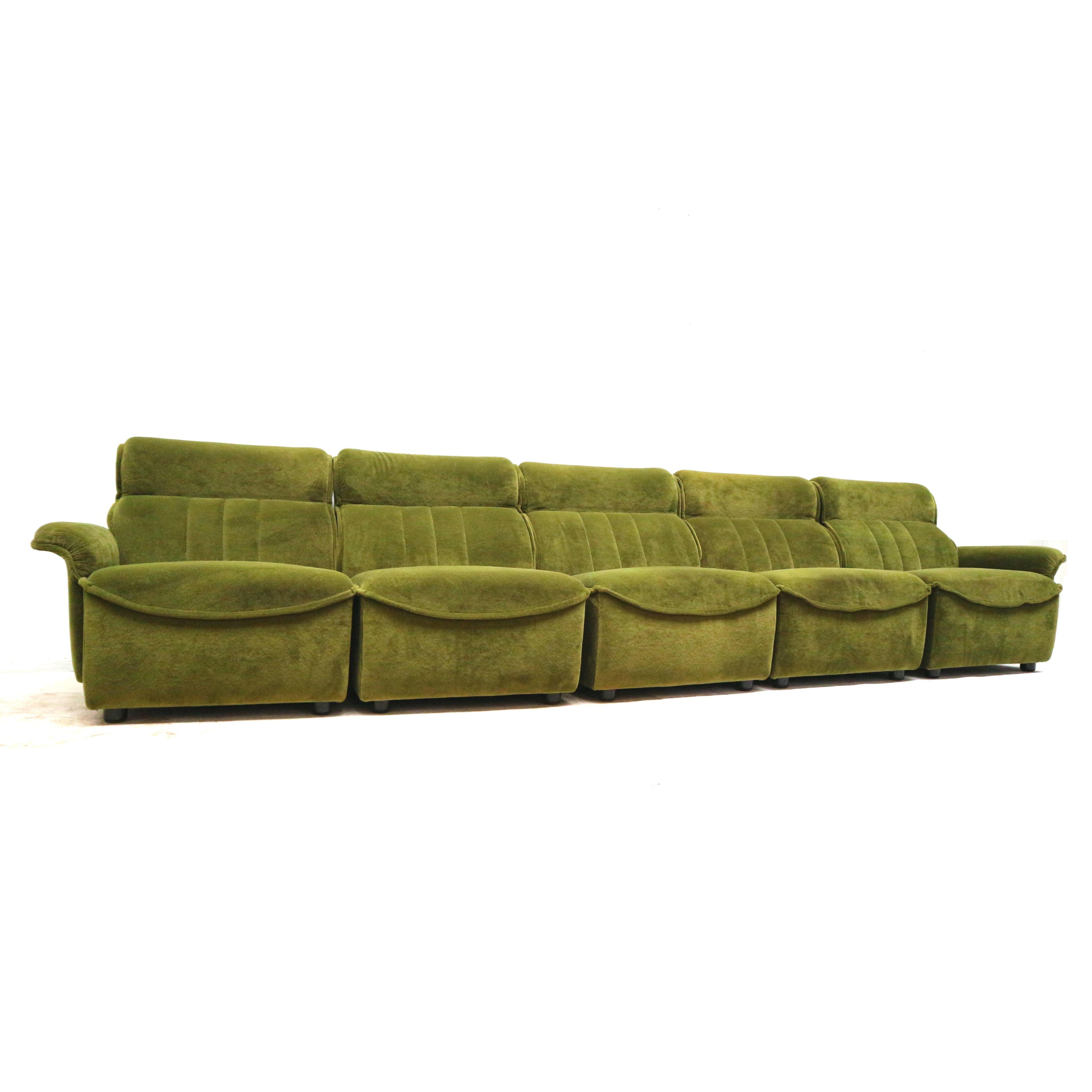 Mid-Century Modern Grand canapé vintage en velours vert fabriqué dans les années 1970 en vente