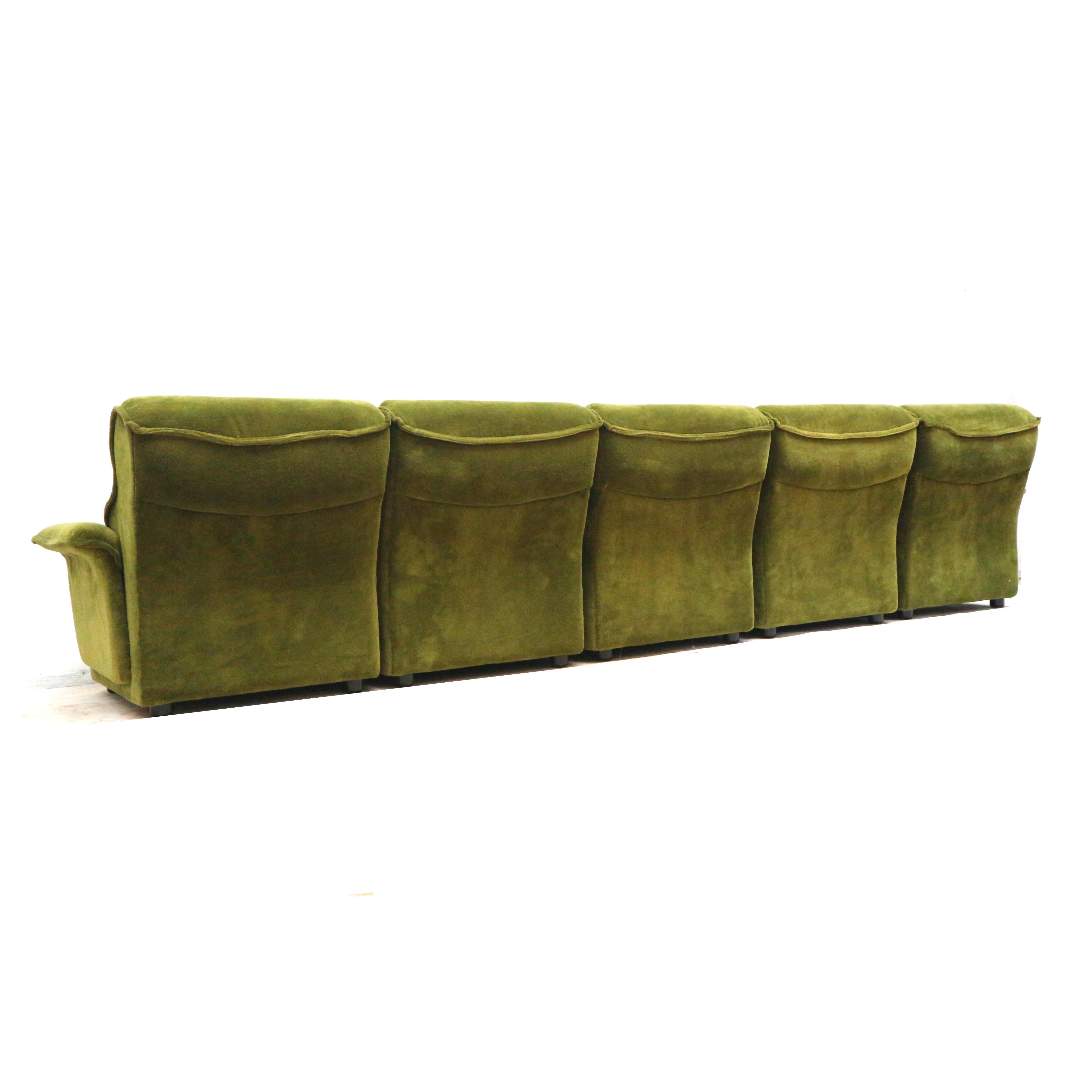 Grand canapé vintage en velours vert fabriqué dans les années 1970 Bon état - En vente à Breda, NB