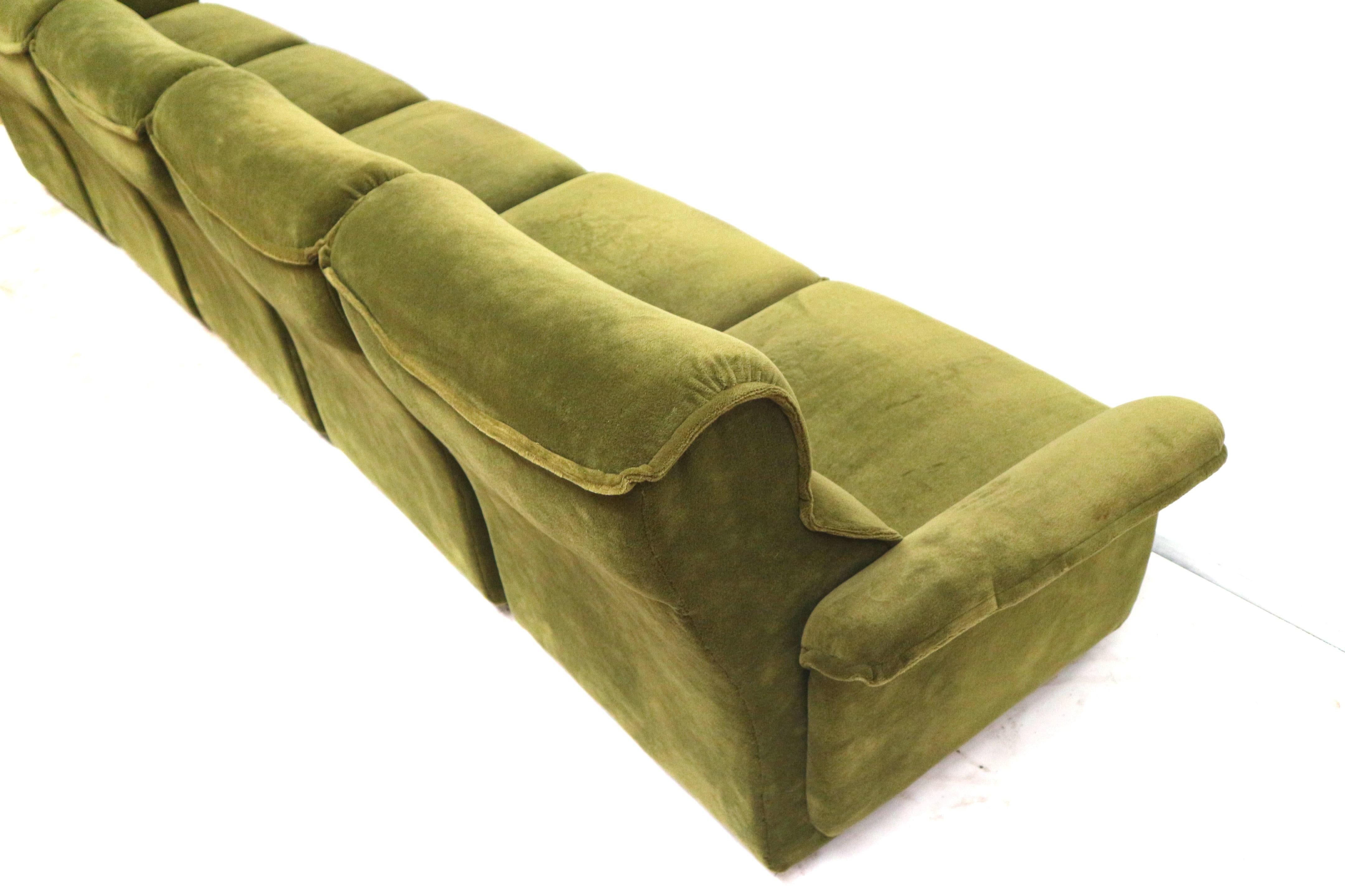Fin du 20e siècle Grand canapé vintage en velours vert fabriqué dans les années 1970 en vente