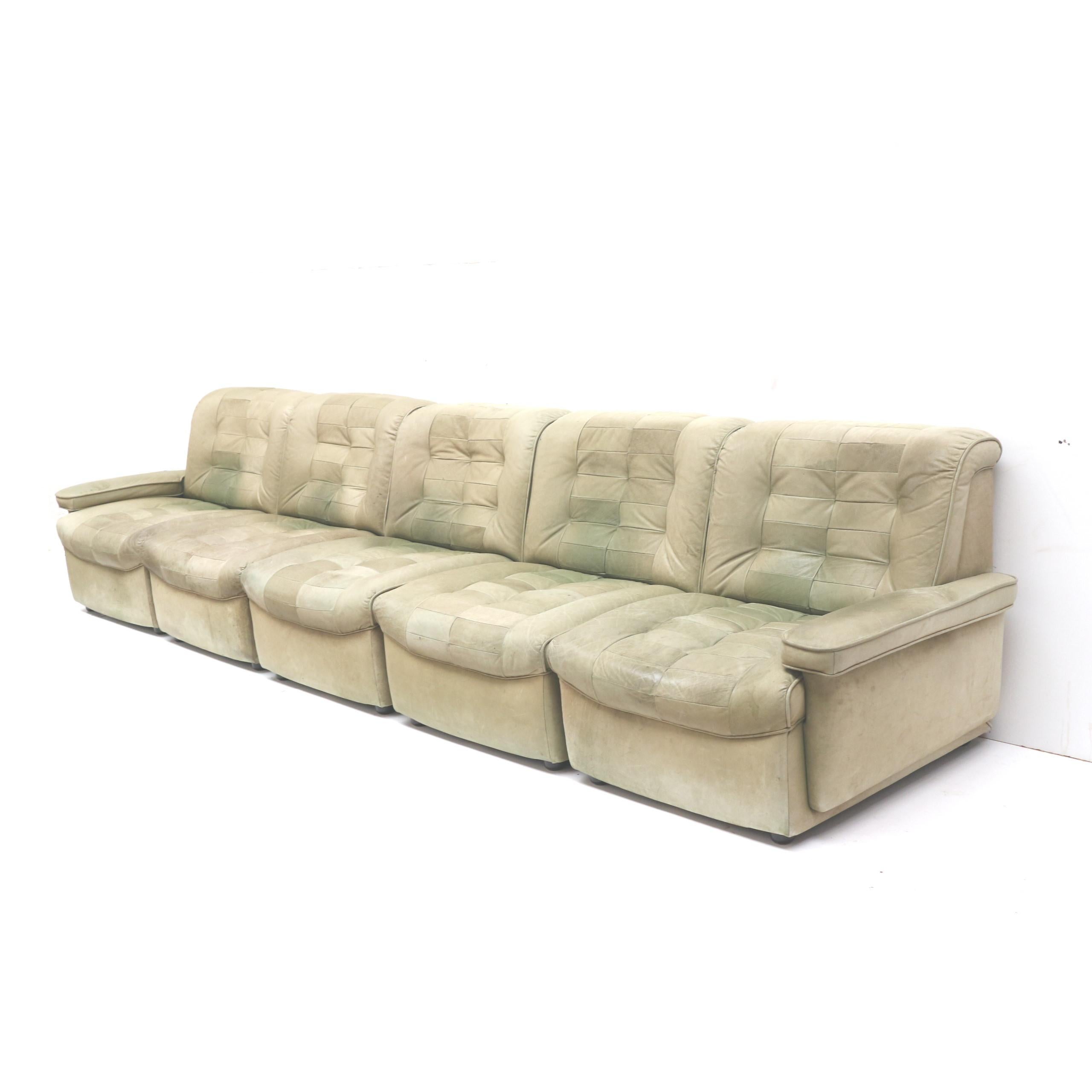 Grand canapé sectionnel modulaire en cuir vert vintage des années 1970.

Dimensions :
Largeur : 367,5 cm
Profondeur : 83 cm
Hauteur du dossier : 78 cm
Hauteur du siège : 40 cm

