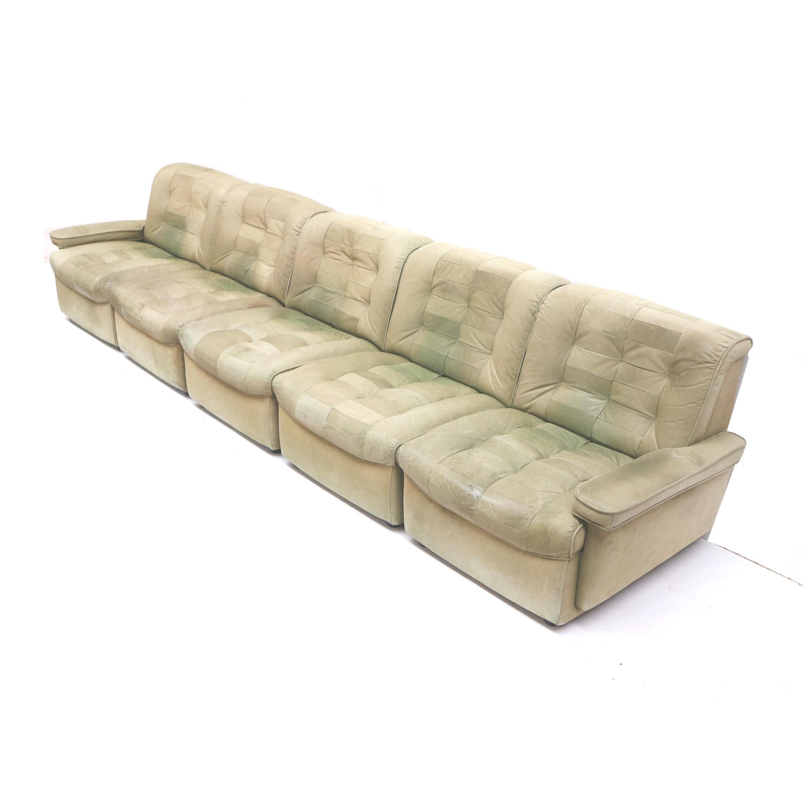 Fin du 20e siècle Grand canapé modulaire en cuir vert des années 1970 en vente