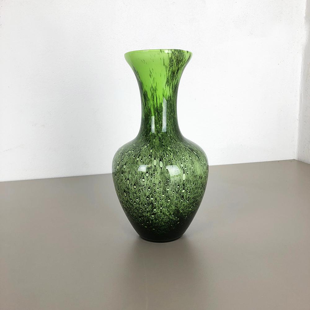 Article :

Vase Pop Art


Producteur :

Opaline Florence



Décennie :

Années 1970




Vase original soufflé à la bouche de style Pop Art des années 1970, fabriqué en Italie par Opaline Florence. Fabriqué en verre opale italien de
