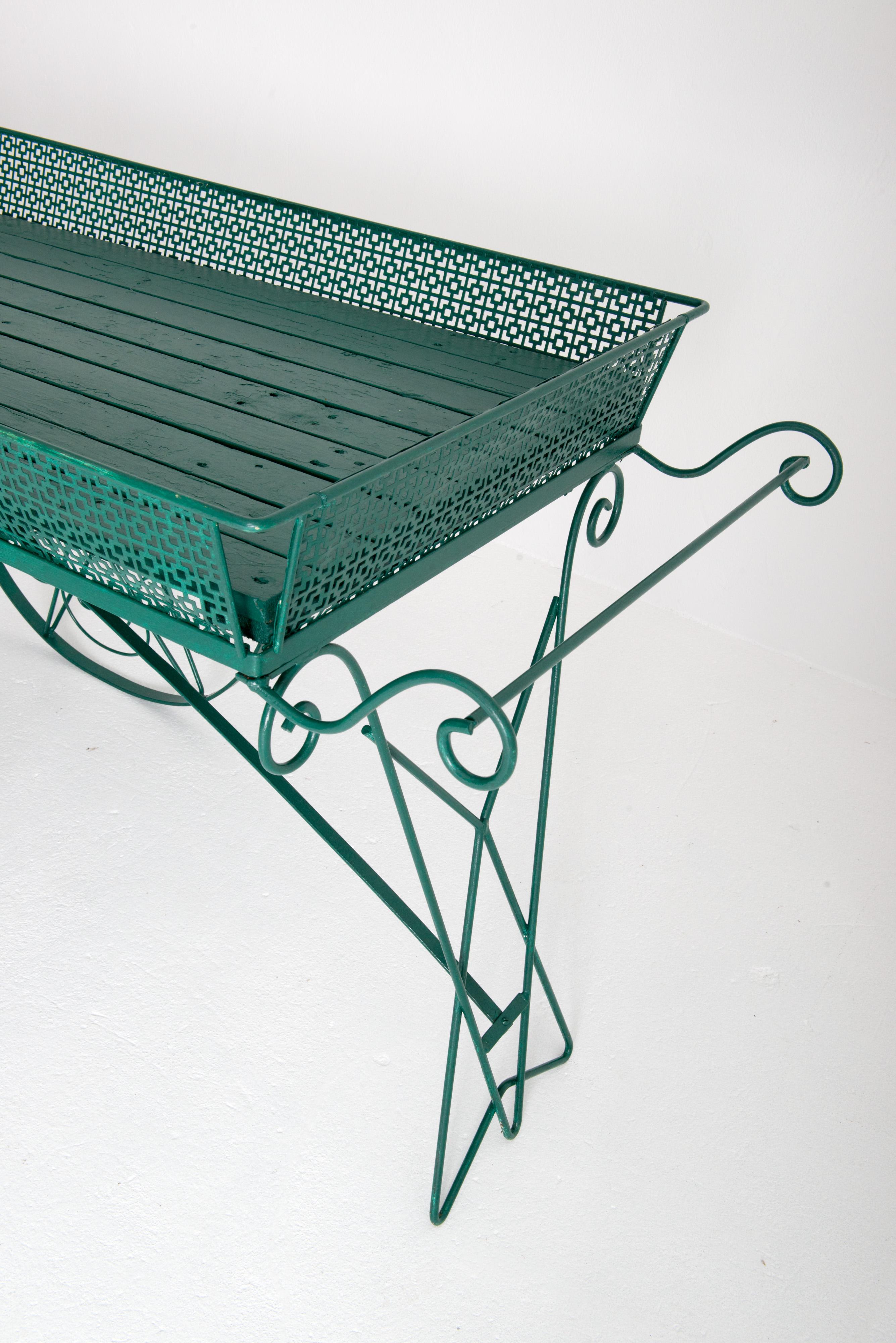 Gran carro verde de madera y metal para flores de jardín en venta 7