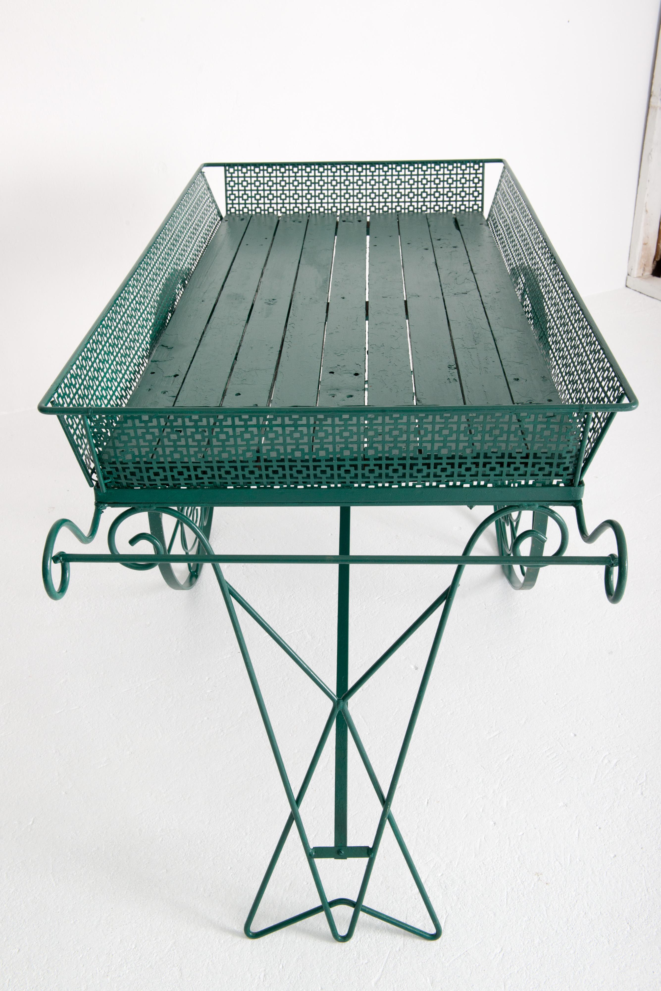 Gran carro verde de madera y metal para flores de jardín Estadounidense en venta