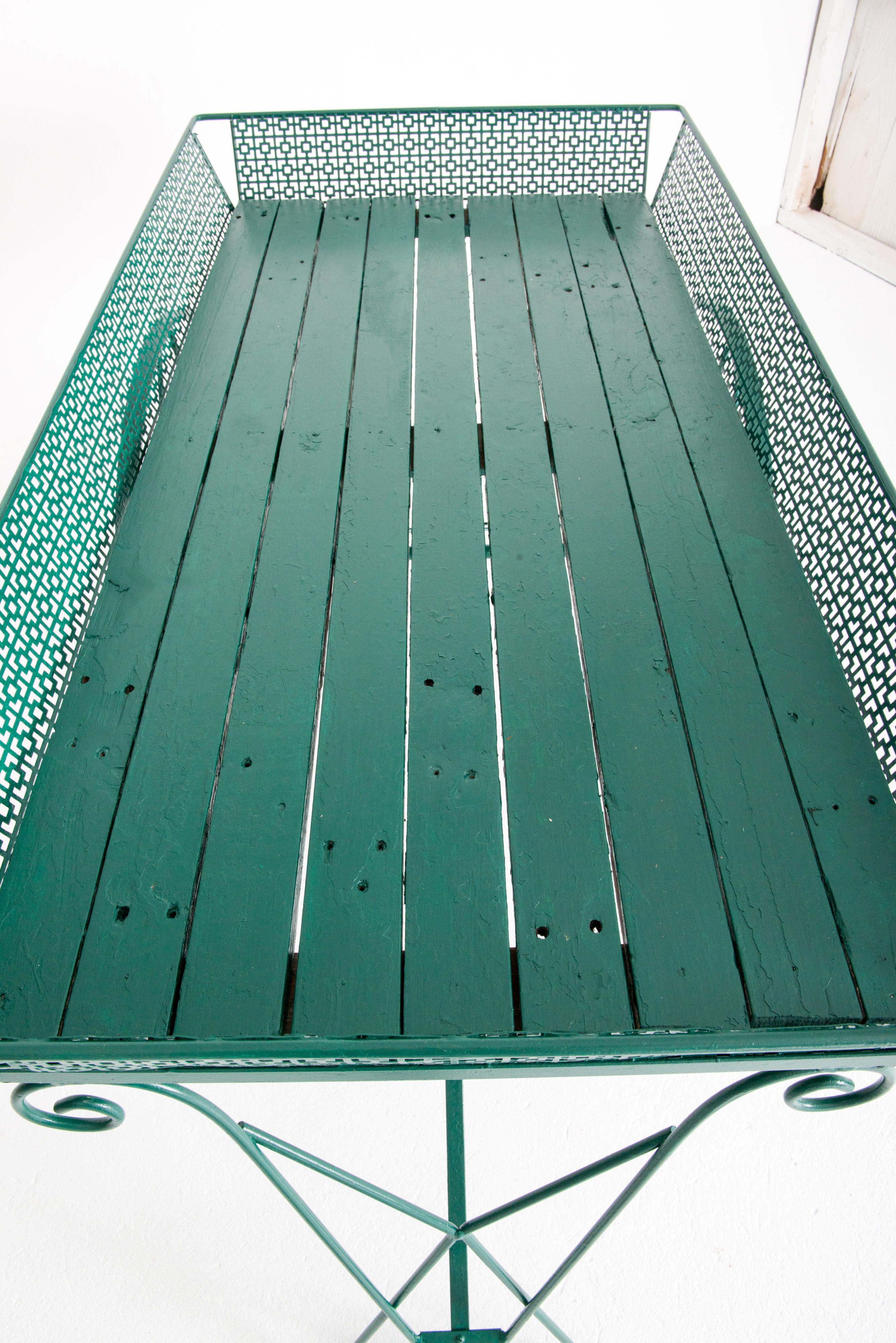 Gran carro verde de madera y metal para flores de jardín mediados del siglo XX en venta