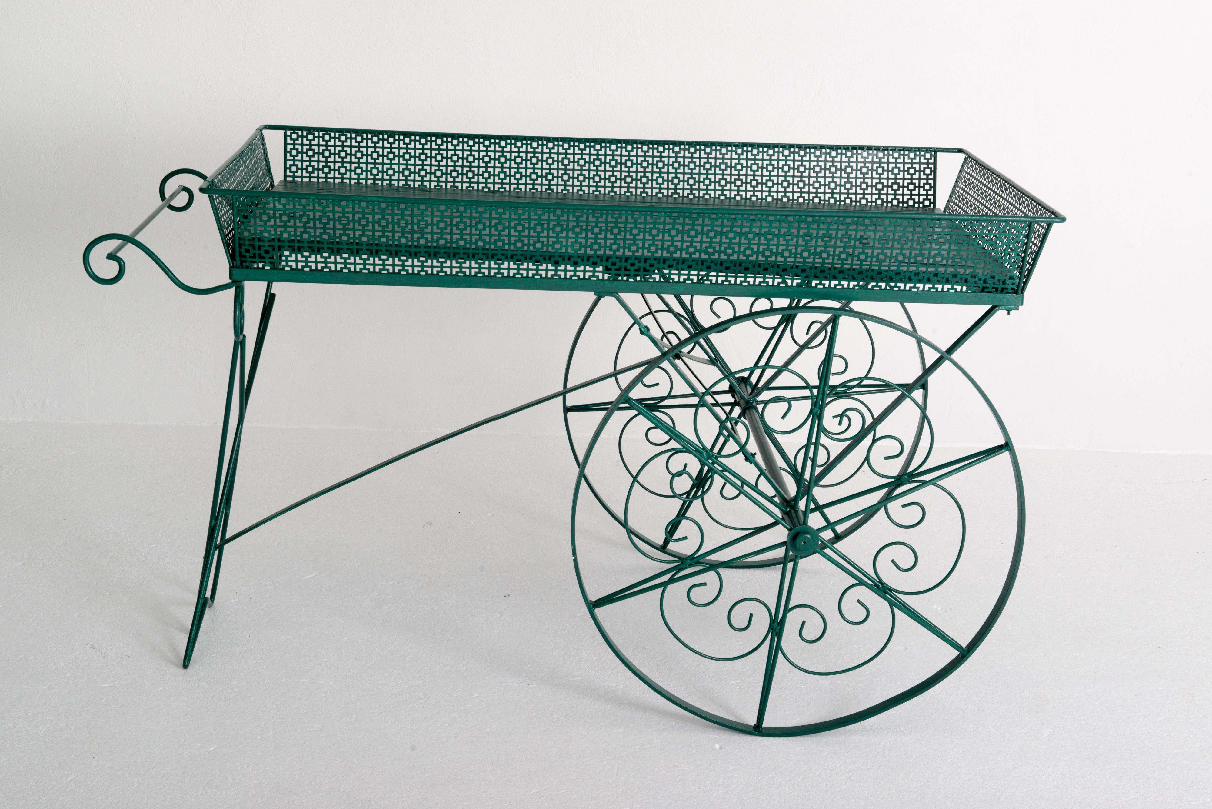 Gran carro verde de madera y metal para flores de jardín Metal en venta