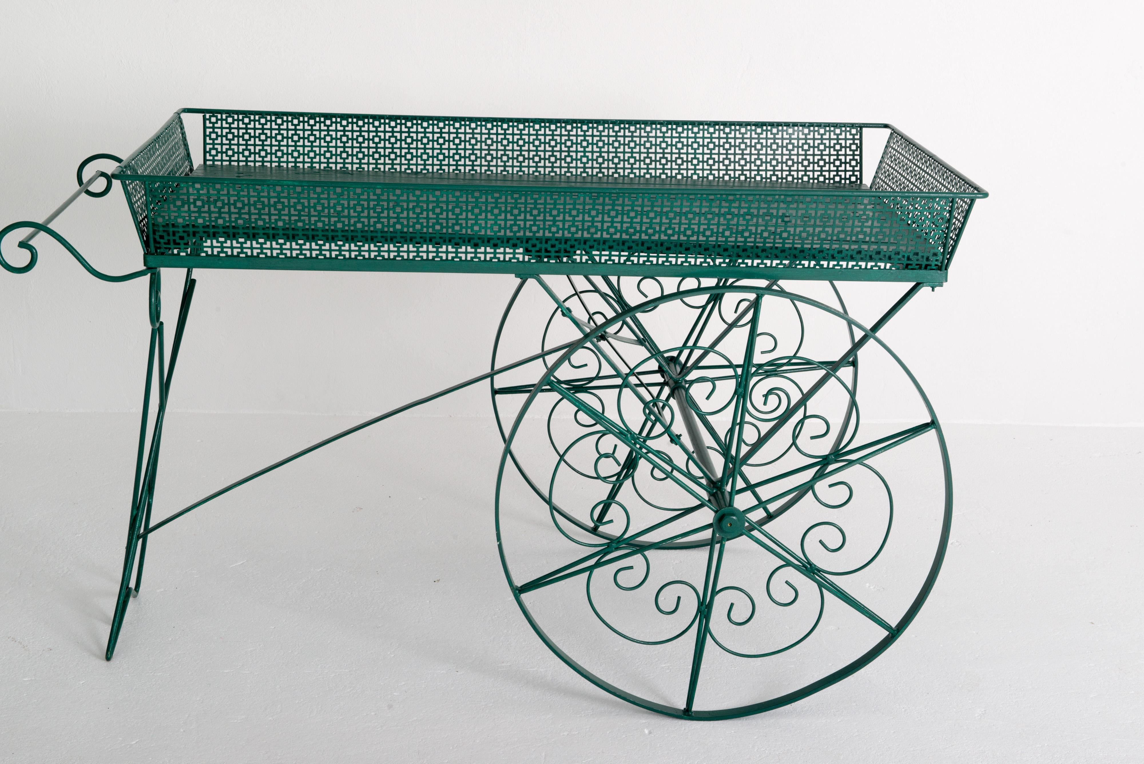Gran carro verde de madera y metal para flores de jardín en venta 1