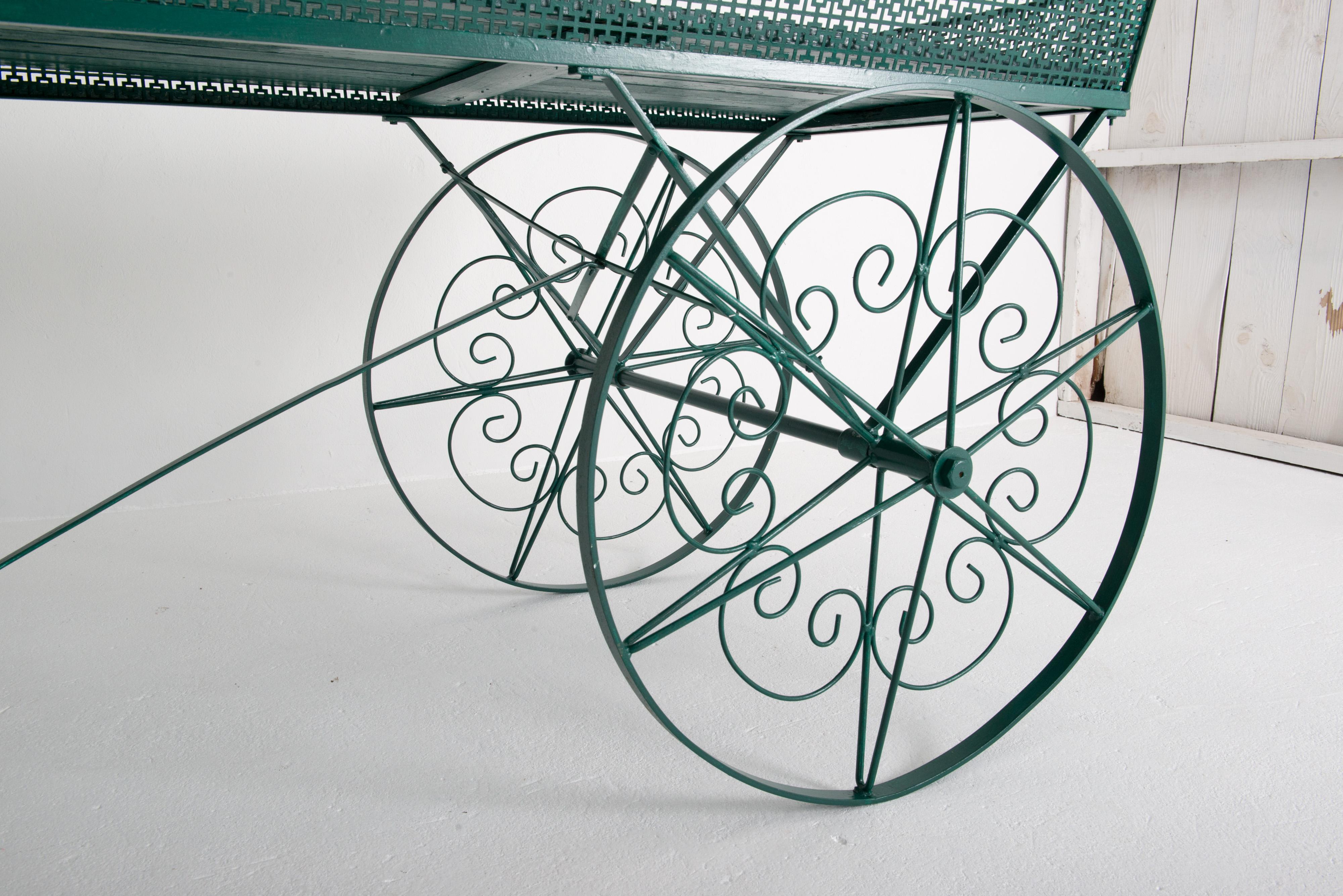 Gran carro verde de madera y metal para flores de jardín en venta 2