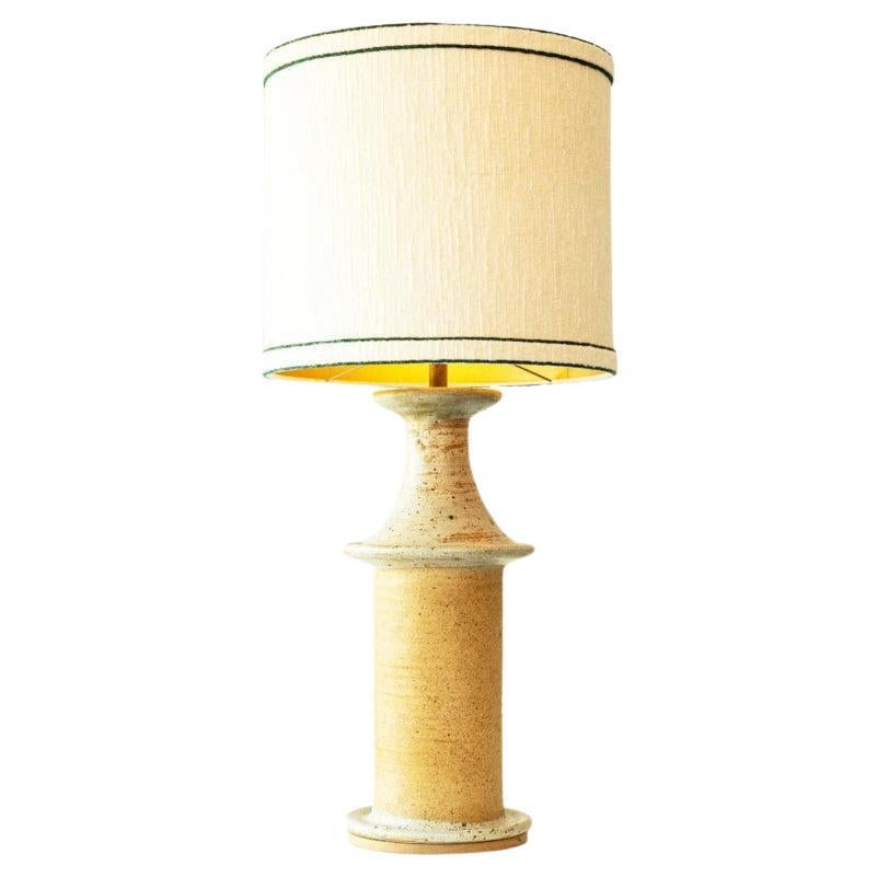 Grande lampe de bureau en céramique gris clair camel, abat-jour en soie de R. Houben