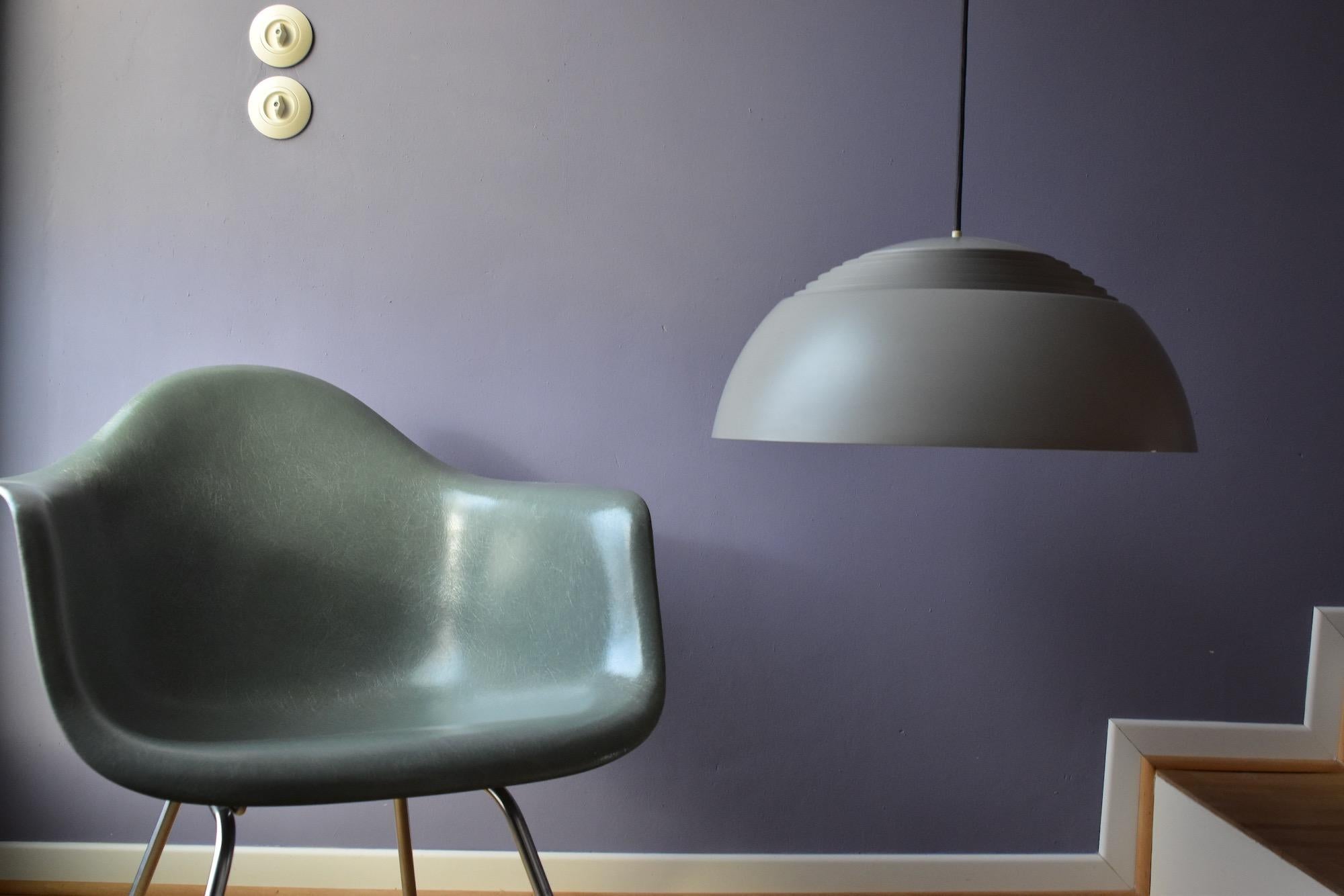 Very nice grey AJ Royal pendant design Arne Jacobsen produced by Louis Poulsen, Made in Denmark. This color is no more in production. The lamp is in very good condition. No parts missing, tiny scratches, no dents, craquelé at the small reflector