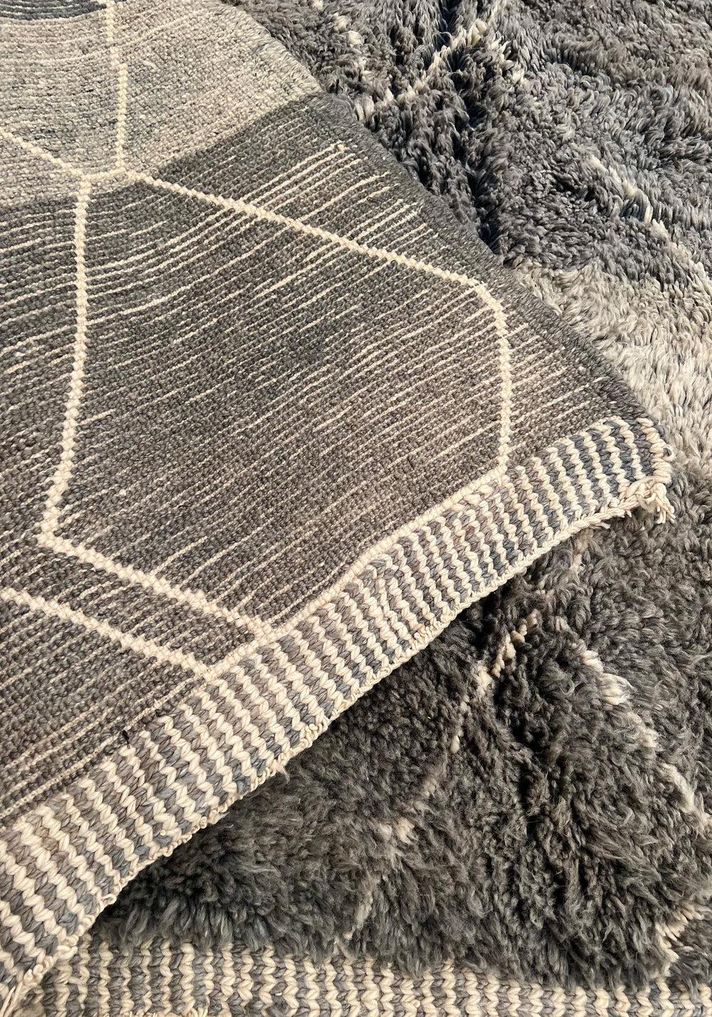 Alfombra grande de lana marroquí Beni Ourain gris azul moderna con diseño de líneas abstractas en venta 2