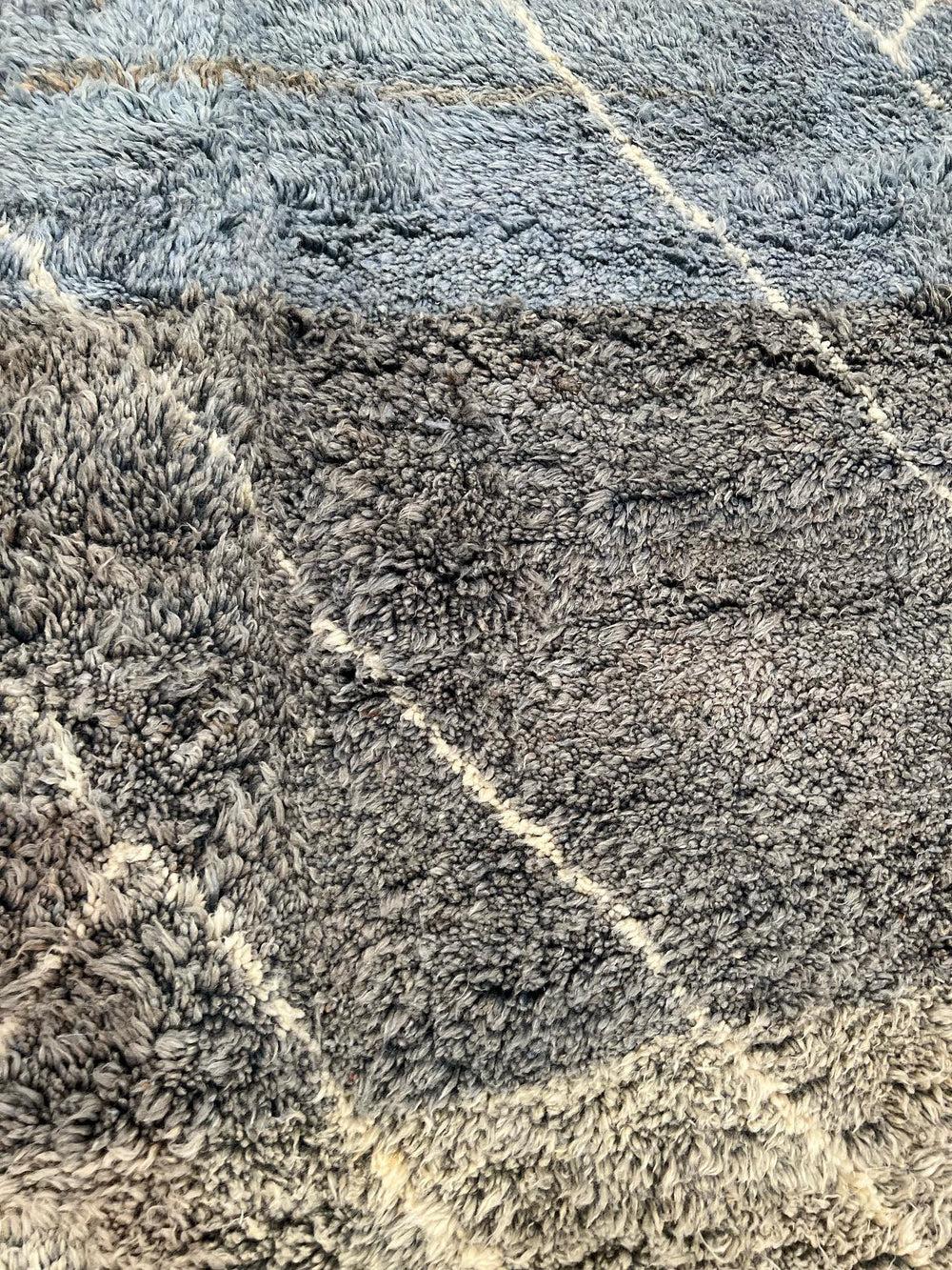 Alfombra grande de lana marroquí Beni Ourain gris azul moderna con diseño de líneas abstractas Moderno en venta