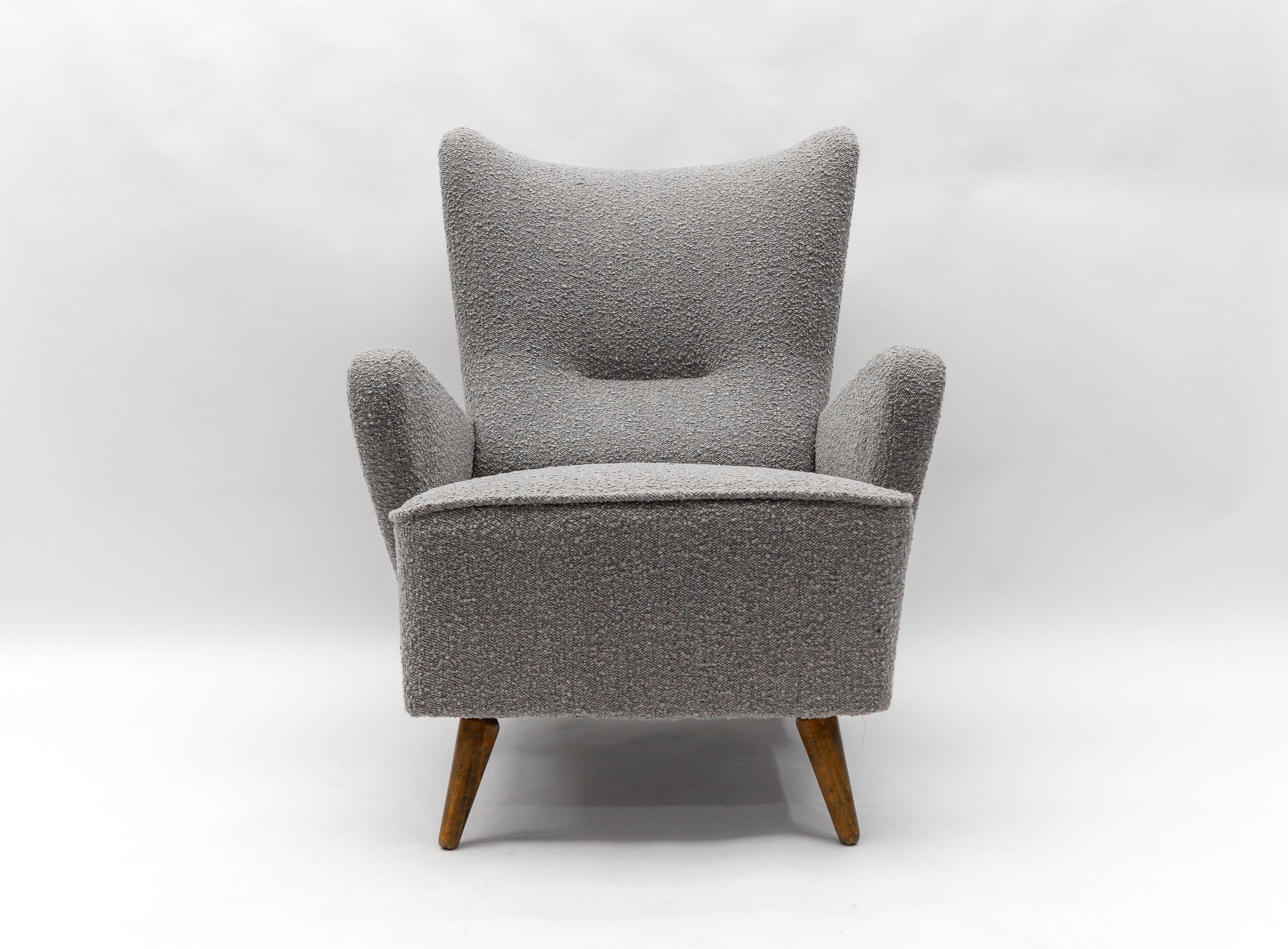 Awesome large wingback armchair.

New upholstery in grey Boucle fabric.

Seat height 43cm, total height 99cm. Seat width 55cm, total width 77cm. Seat depth 60cm, total depth 83cm.

